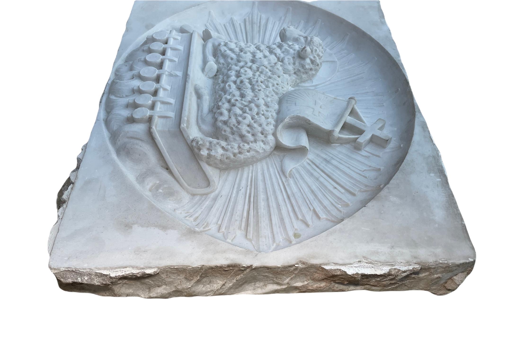 Großes schweres rechteckiges geschnitztes Marmorrelief des Agnus Dei „Lamm des Gottes
