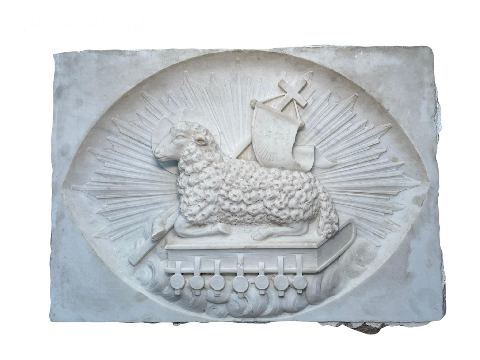 Großes schweres rechteckiges geschnitztes Marmorrelief des Agnus Dei „Lamm des Gottes