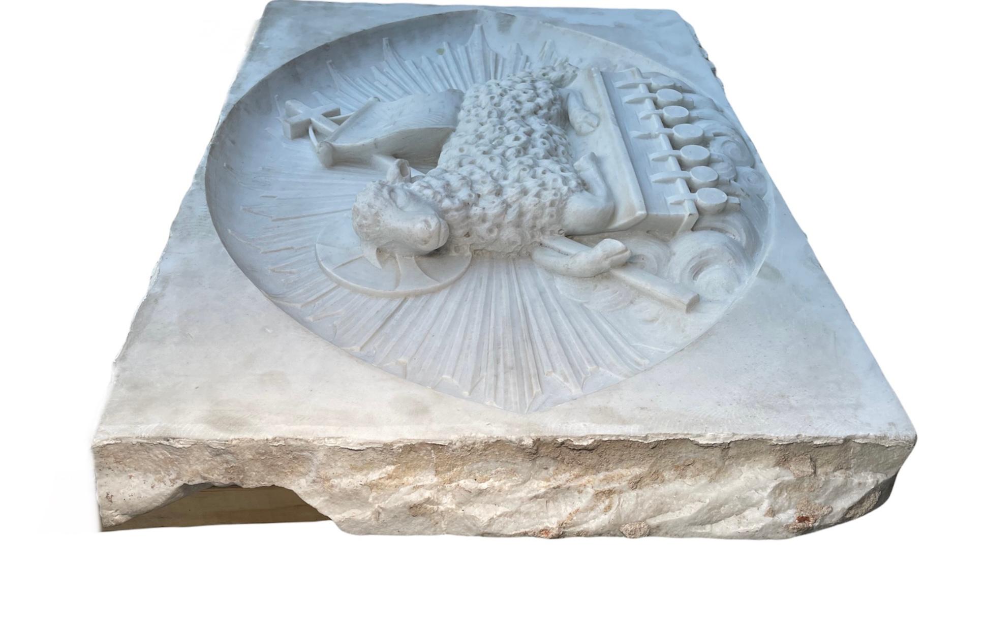 Großes schweres rechteckiges geschnitztes Marmorrelief des Agnus Dei „Lamm des Gottes