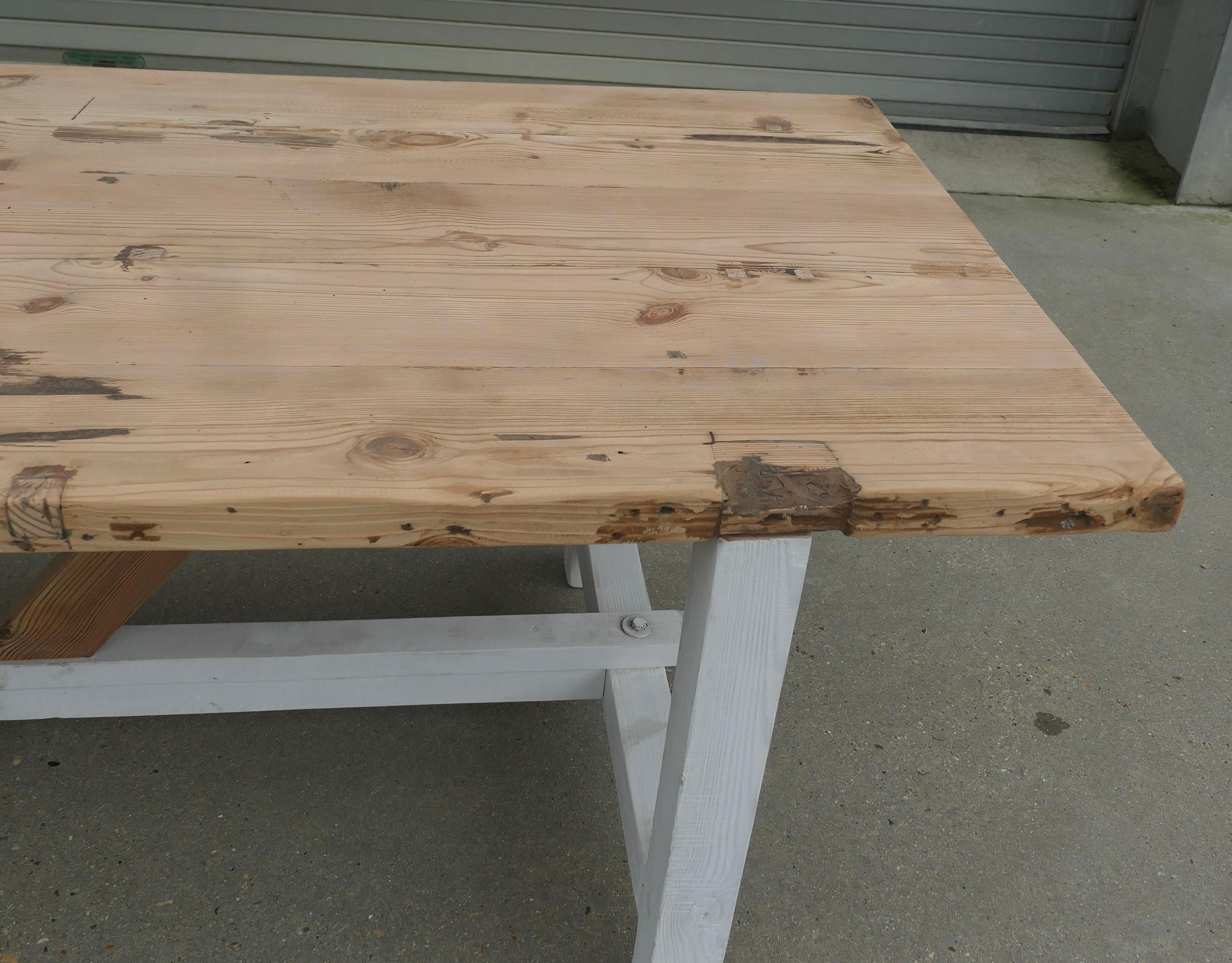 Grande table rustique et très solide en pin de 8 pieds en vente 4
