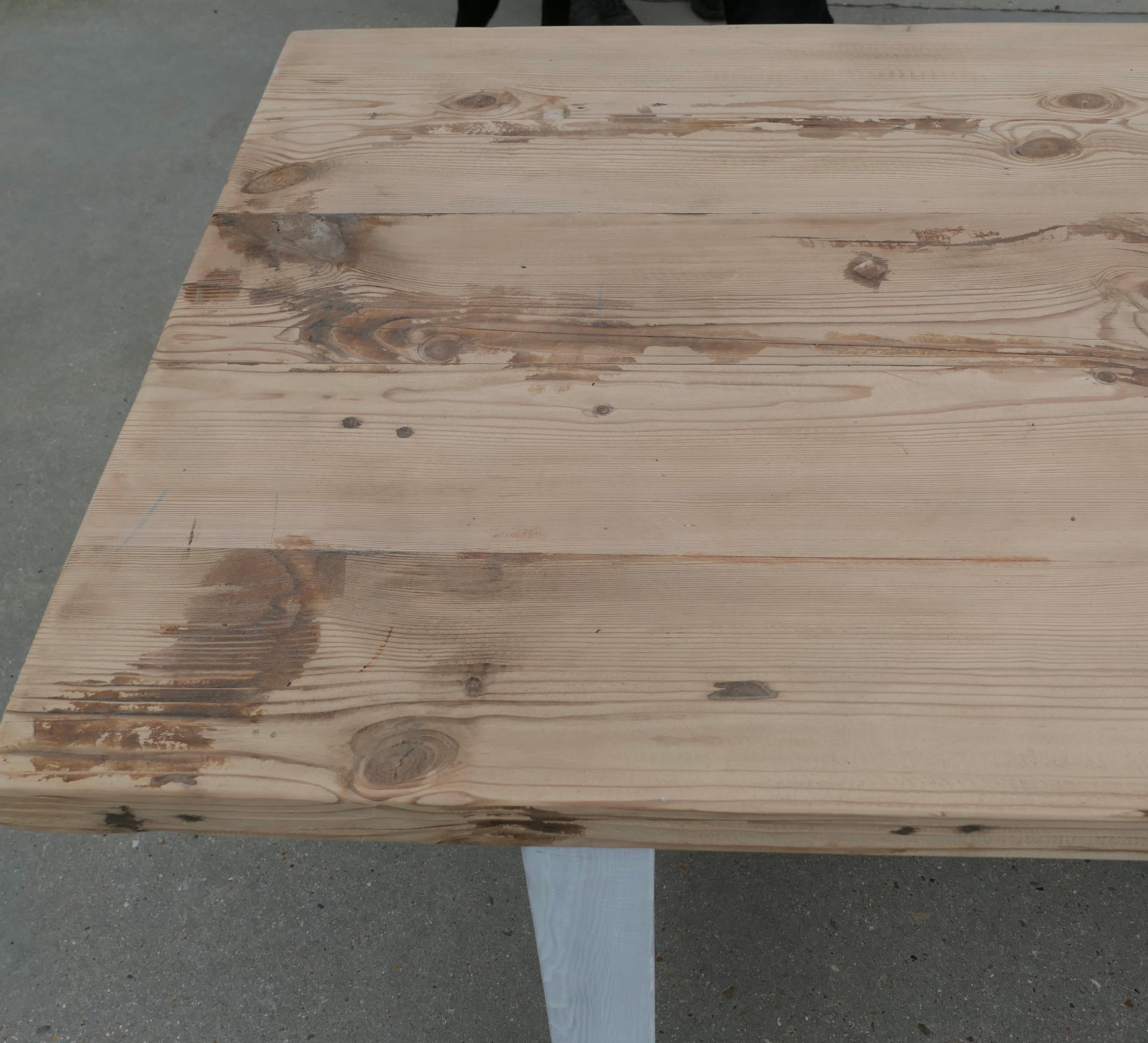 Grande table rustique et très solide en pin de 8 pieds en vente 3