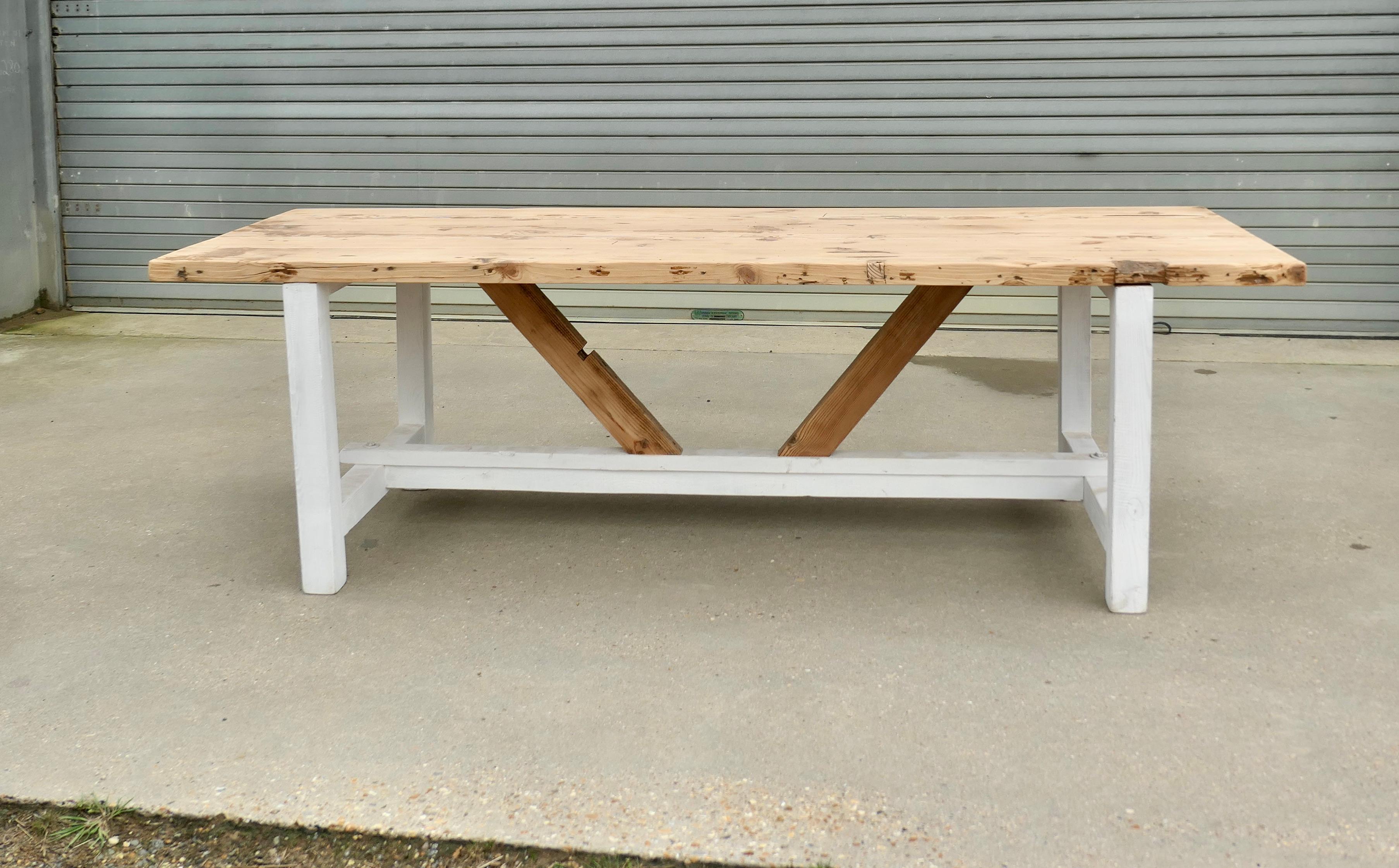 Grande table rustique et très solide en pin de 8 pieds

Cette pièce est très lourde. Elle est composée de 5 planches de pin massif de 2