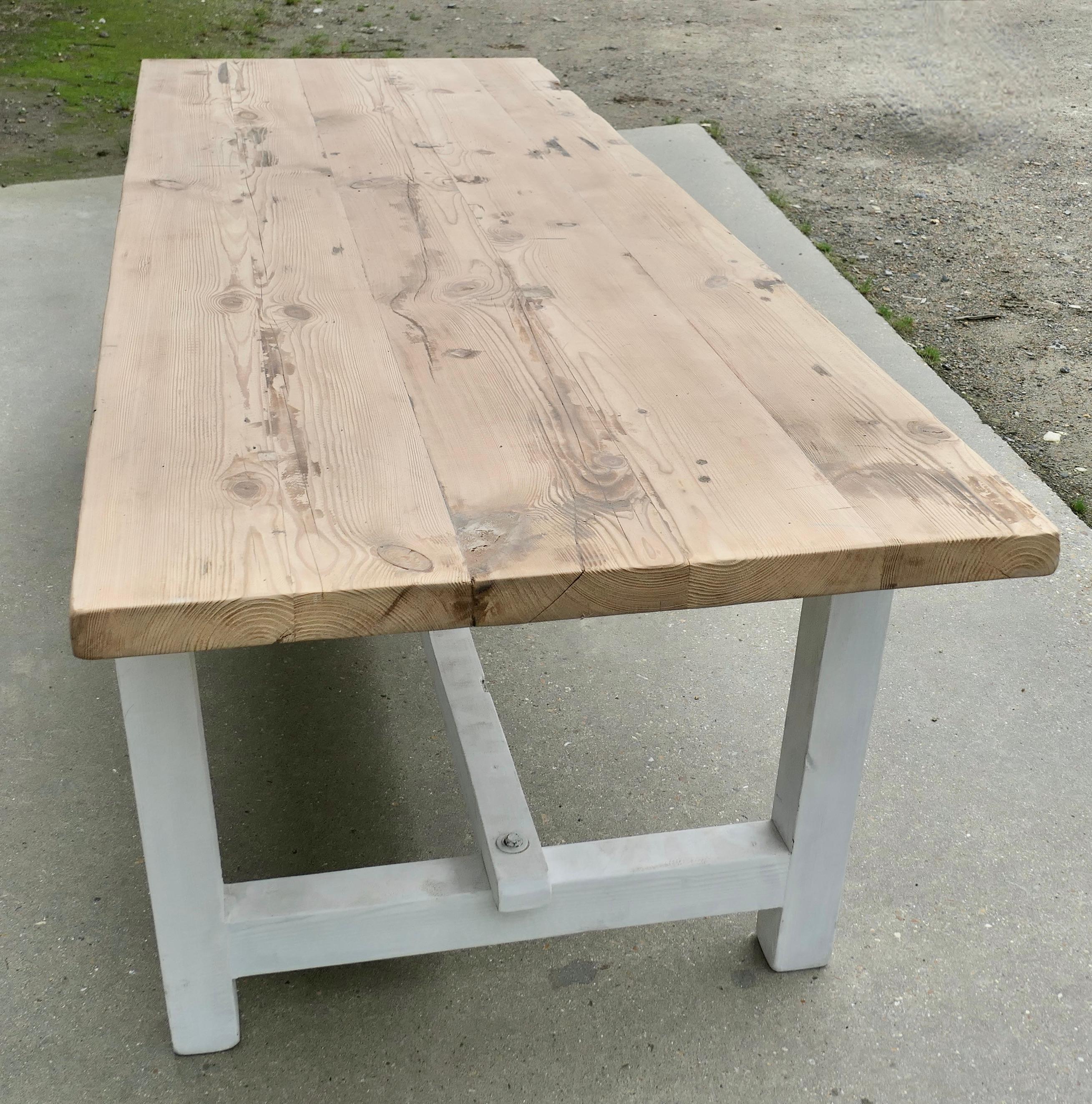 Grande table rustique et très solide en pin de 8 pieds en vente 1