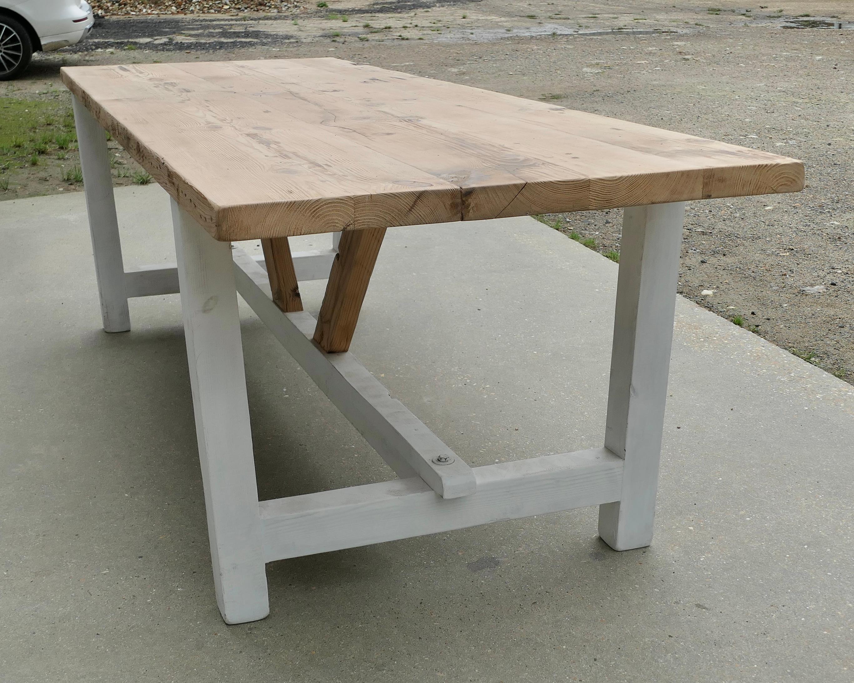 Grande table rustique et très solide en pin de 8 pieds en vente 2