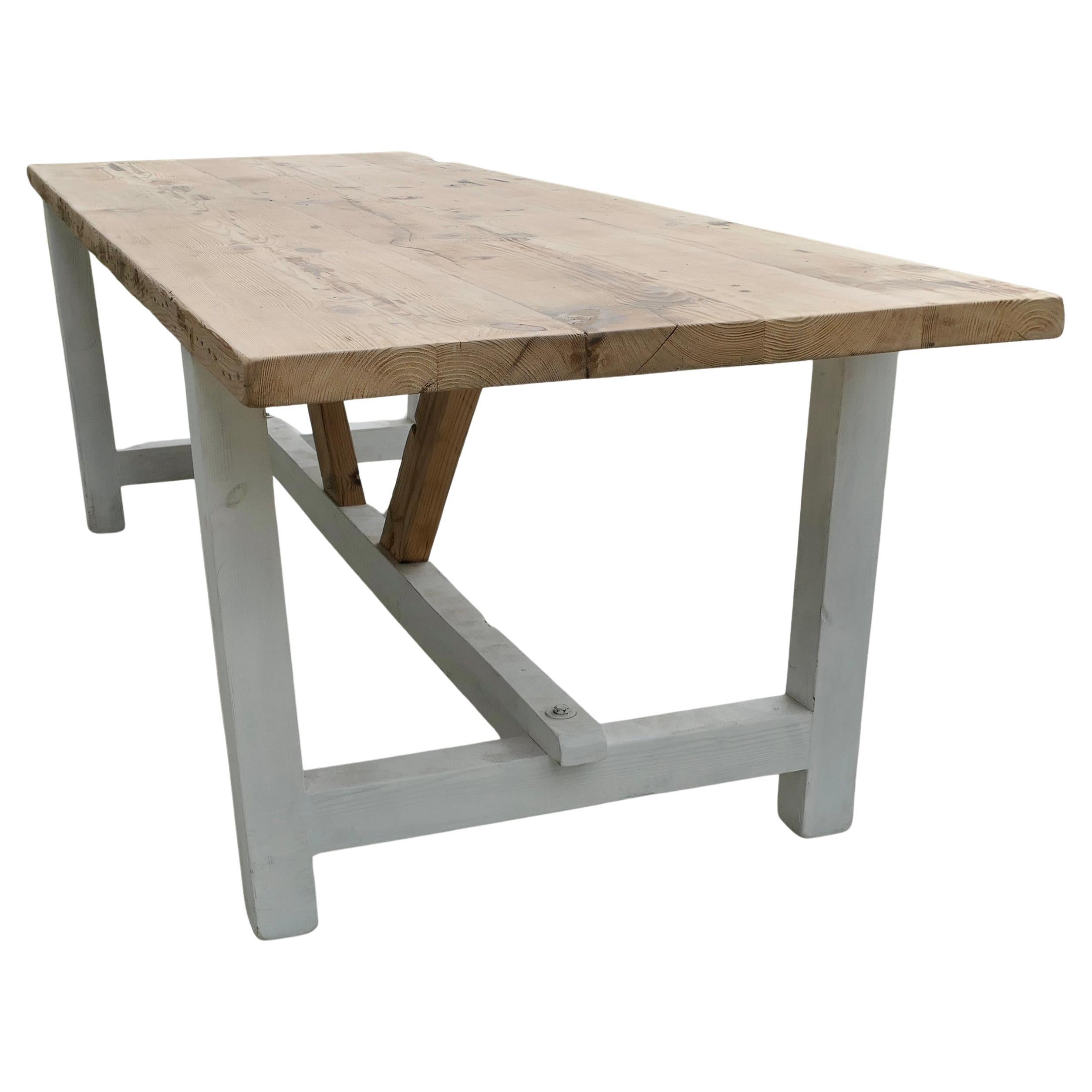Grande table rustique et très solide en pin de 8 pieds