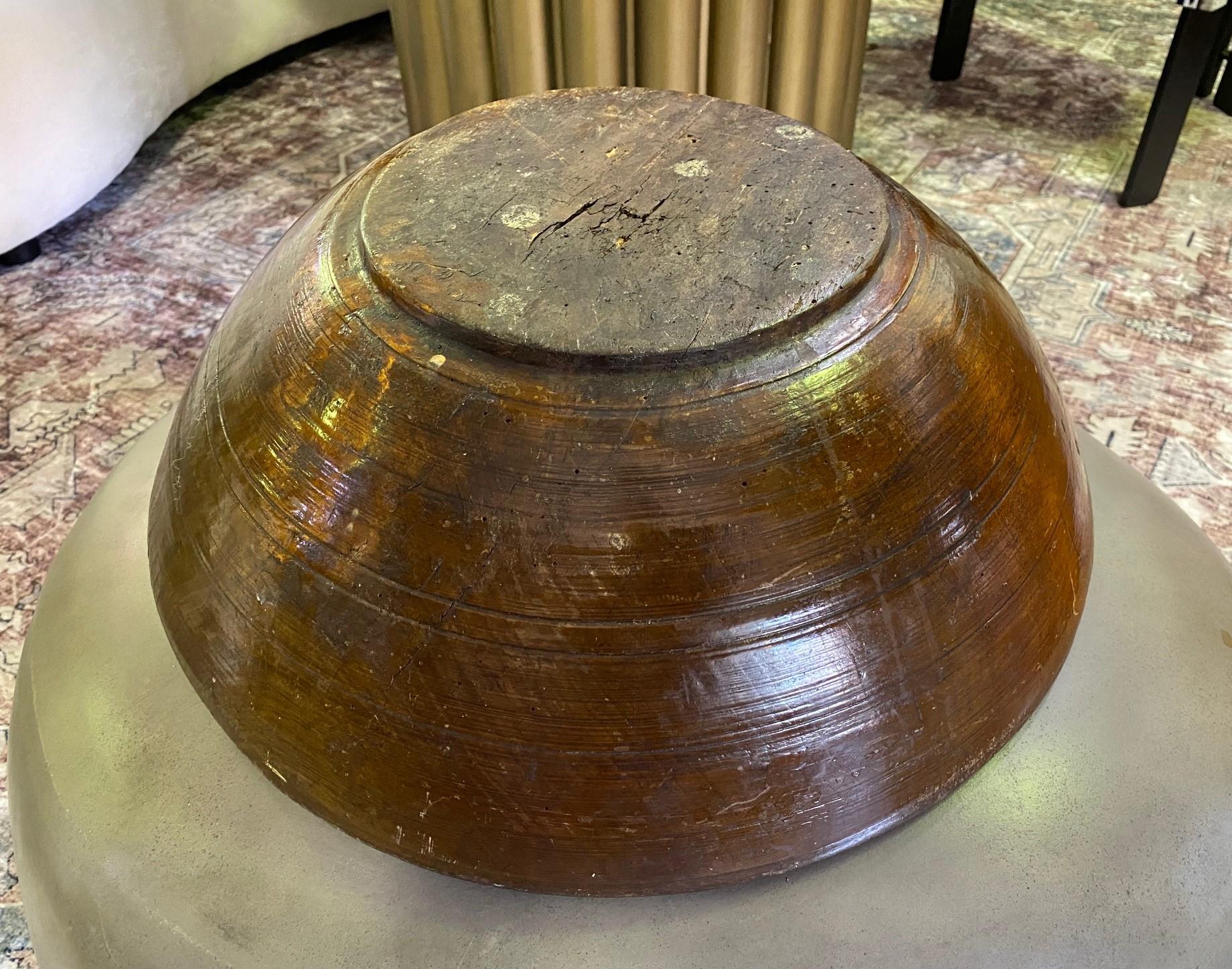 Grand bol de centre de table rustique sculpté et tourné à la main, années 1800 en vente 1