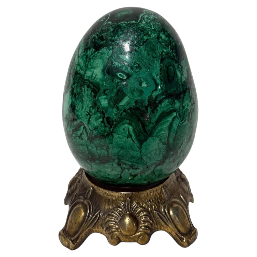 Grande e pesante scultura a forma di uovo in malachite, su un piedistallo decorato in ottone
