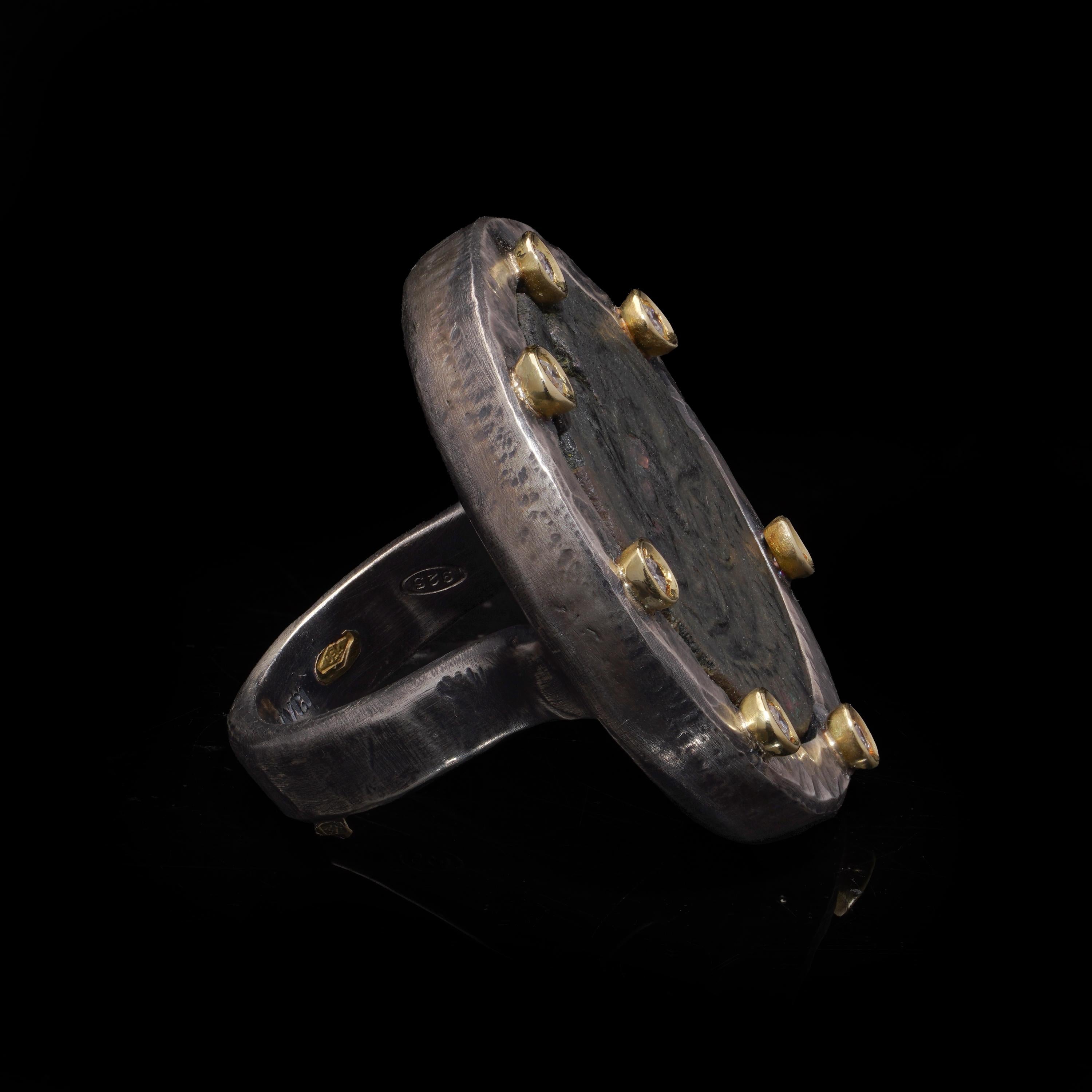 Grande bague en argent lourd avec pièce ancienne Unisexe en vente