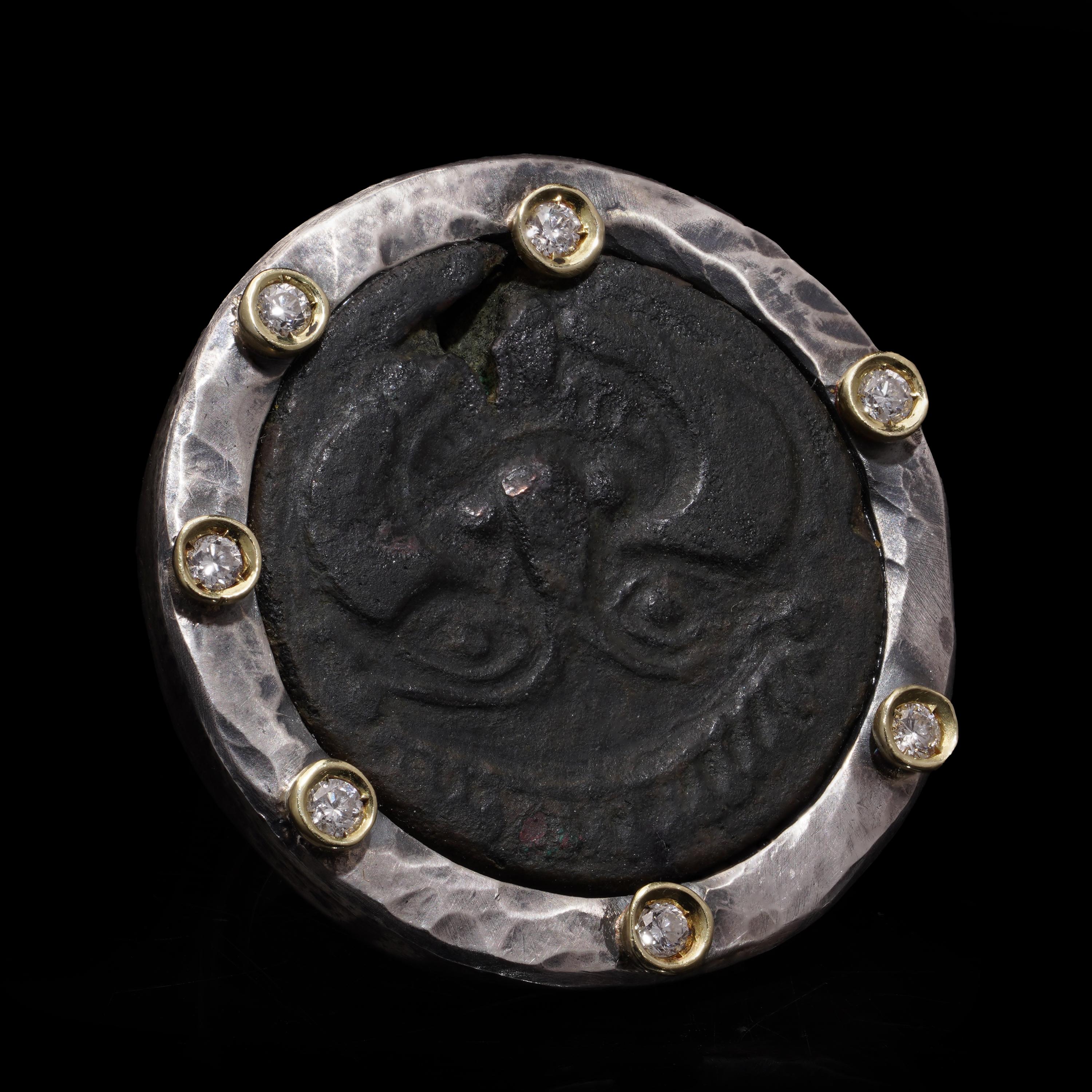 Grande bague en argent lourd avec pièce ancienne en vente 1