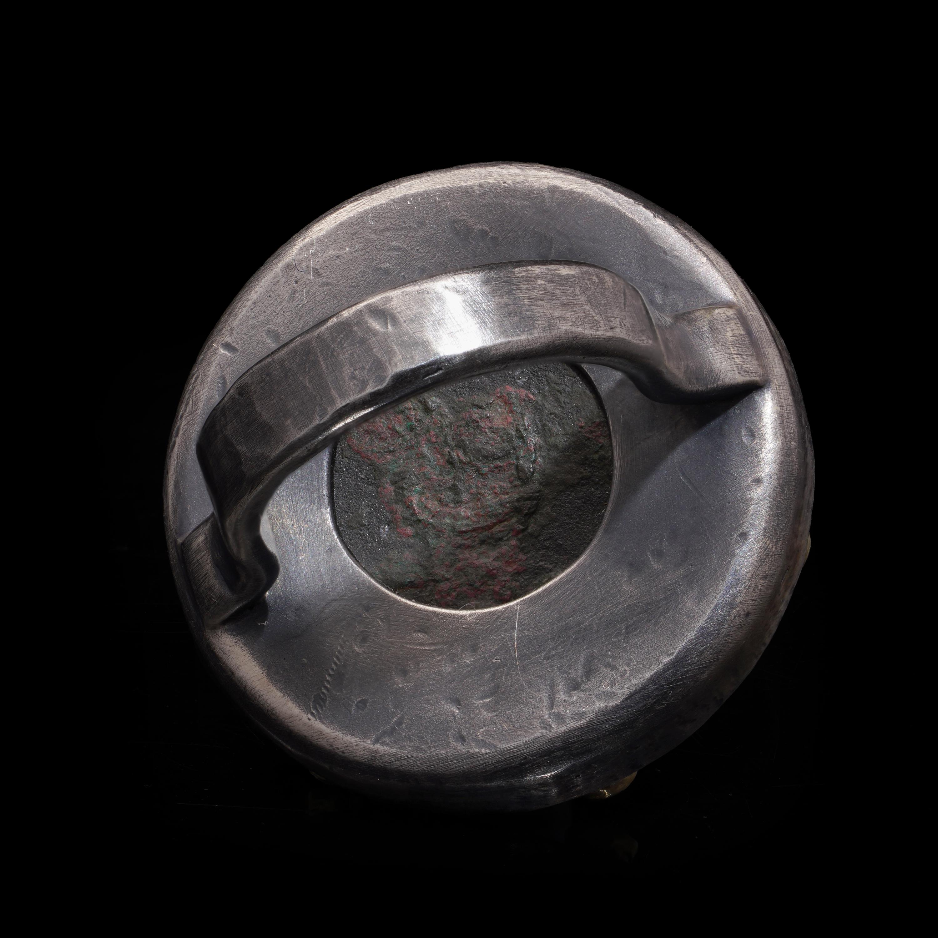 Grande bague en argent lourd avec pièce ancienne en vente 2
