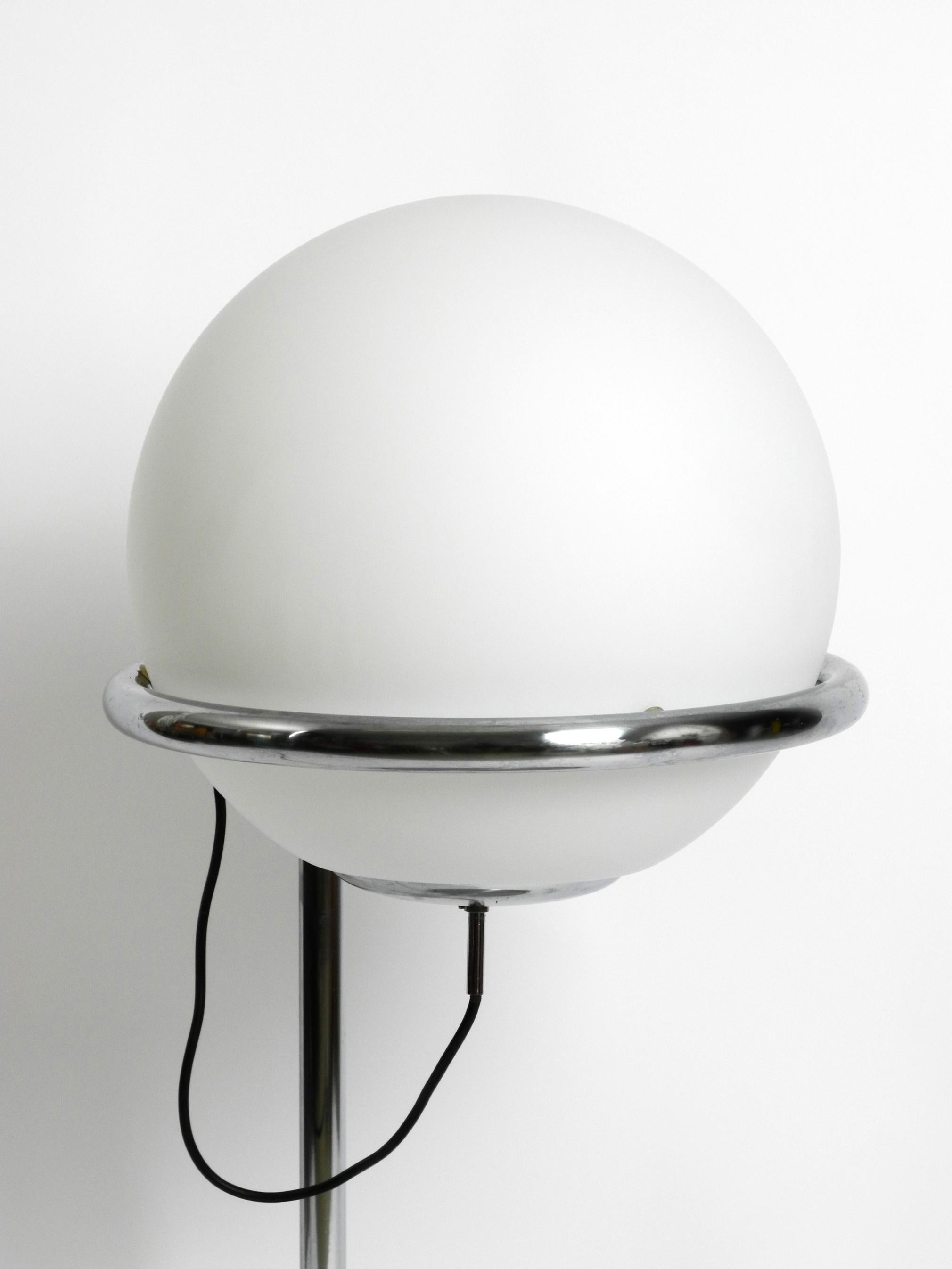 Große schwere Space Age 1960er Stahlrohr-Stehlampe mit sphärischem Glasschirm 10