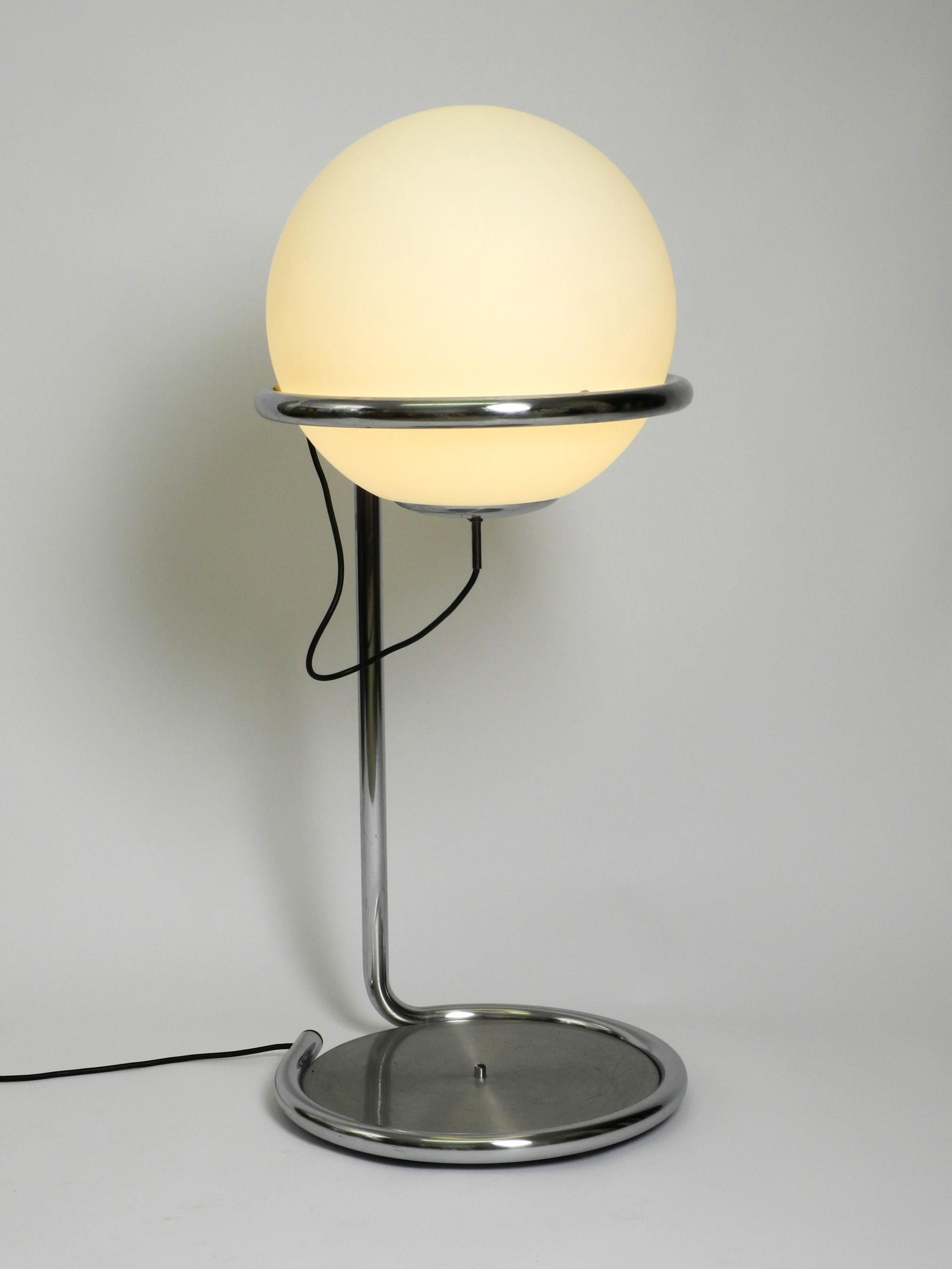 Große schwere Space Age 1960er Stahlrohr-Stehlampe mit sphärischem Glasschirm im Zustand „Gut“ im Angebot in München, DE