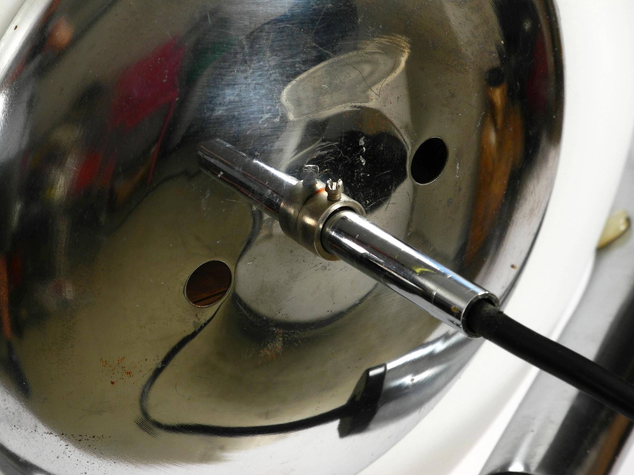 Große schwere Space Age 1960er Stahlrohr-Stehlampe mit sphärischem Glasschirm im Angebot 2