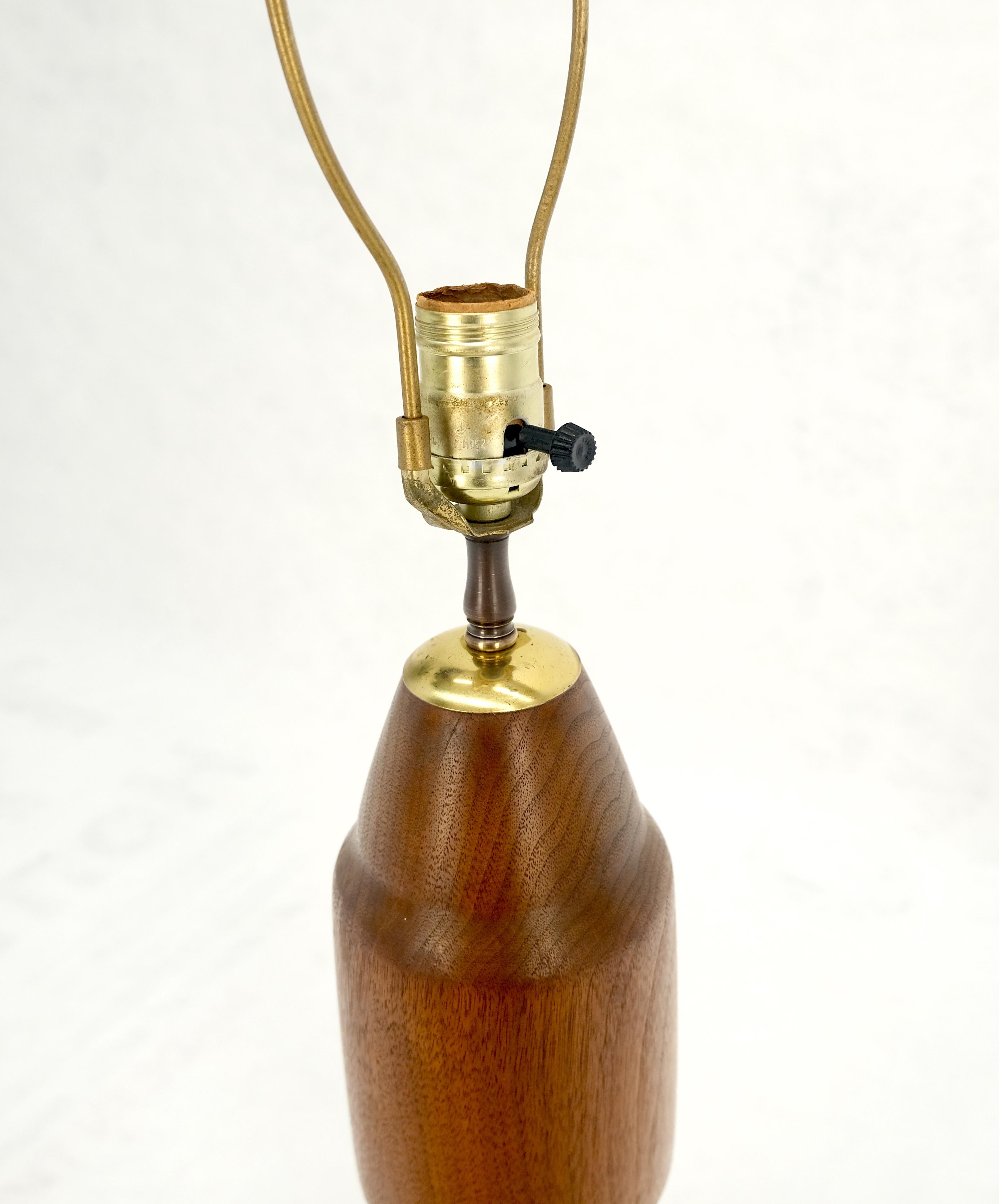 Mid-Century Modern Lampe de table à base de teck massif tourné MINT en vente