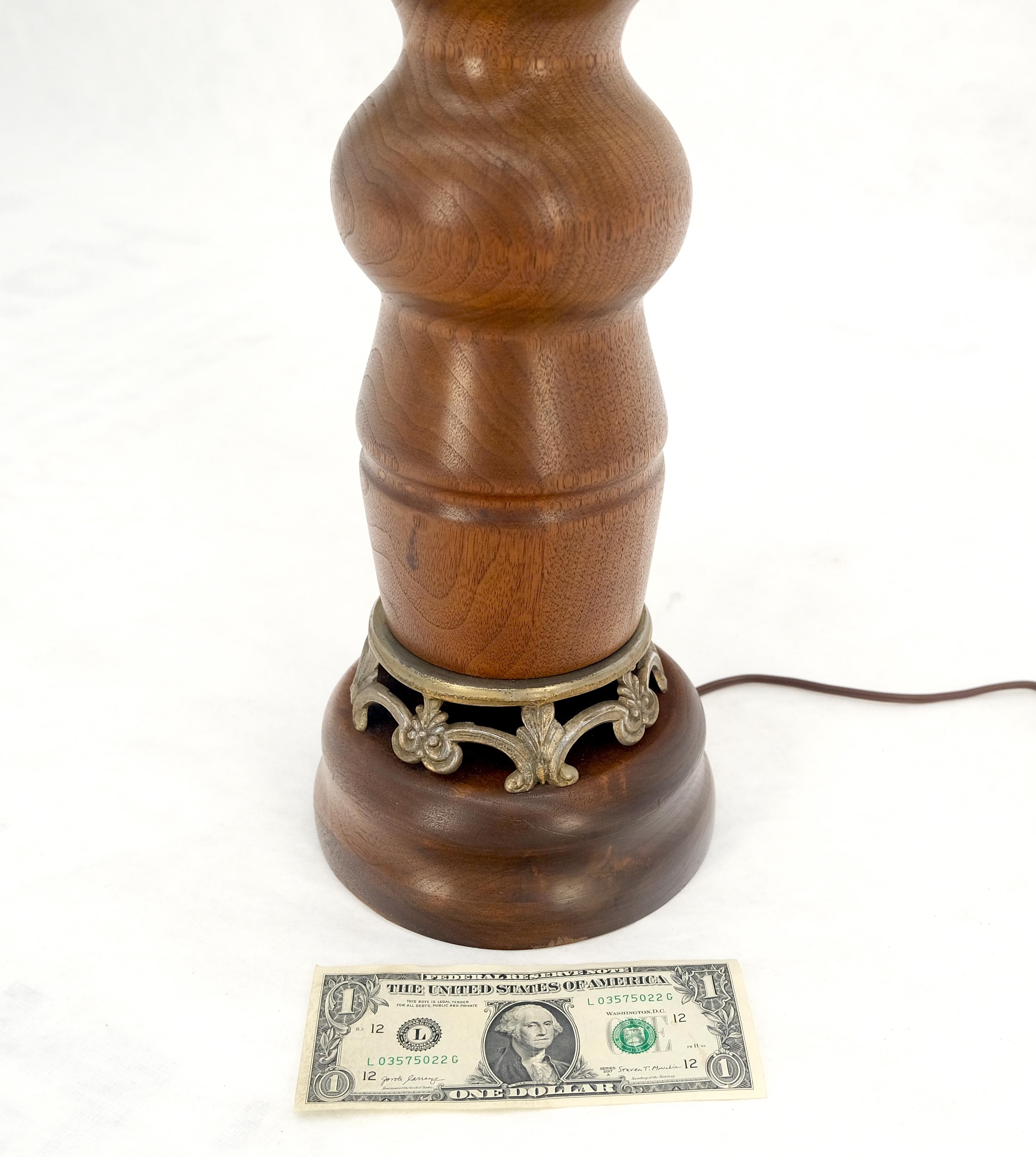 Laiton Lampe de table à base de teck massif tourné MINT en vente