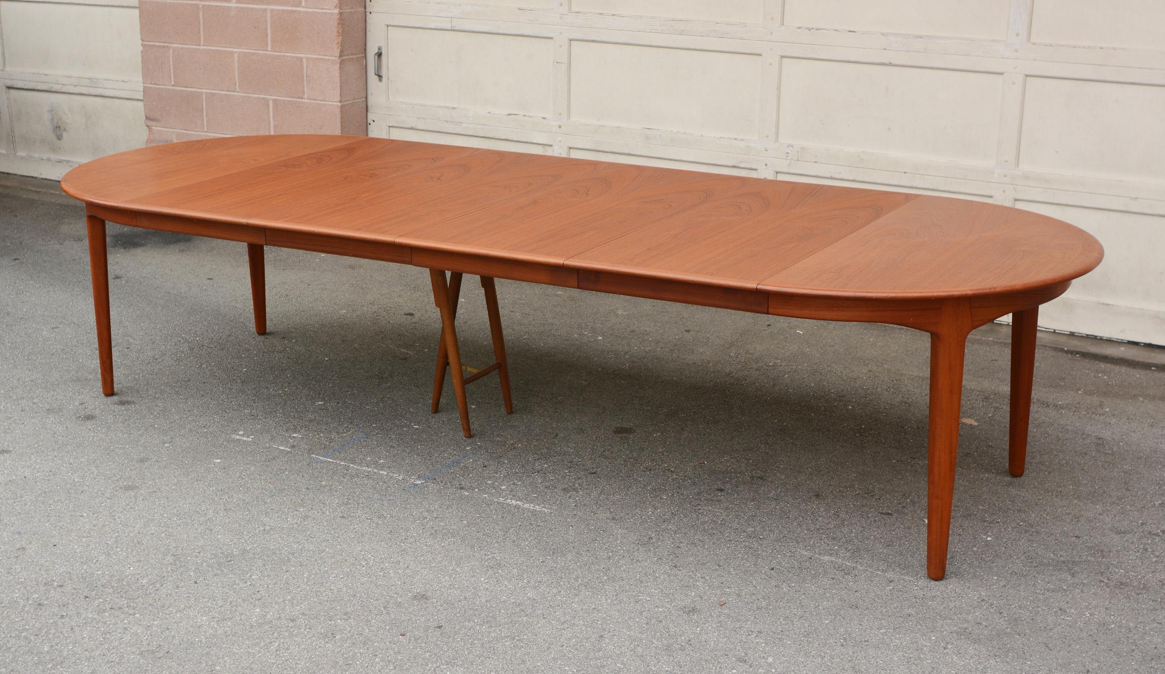 Large Henning Kjaernulf Model 62 Teak Dining Table with Four Leaves In Good Condition In San Mateo, CA