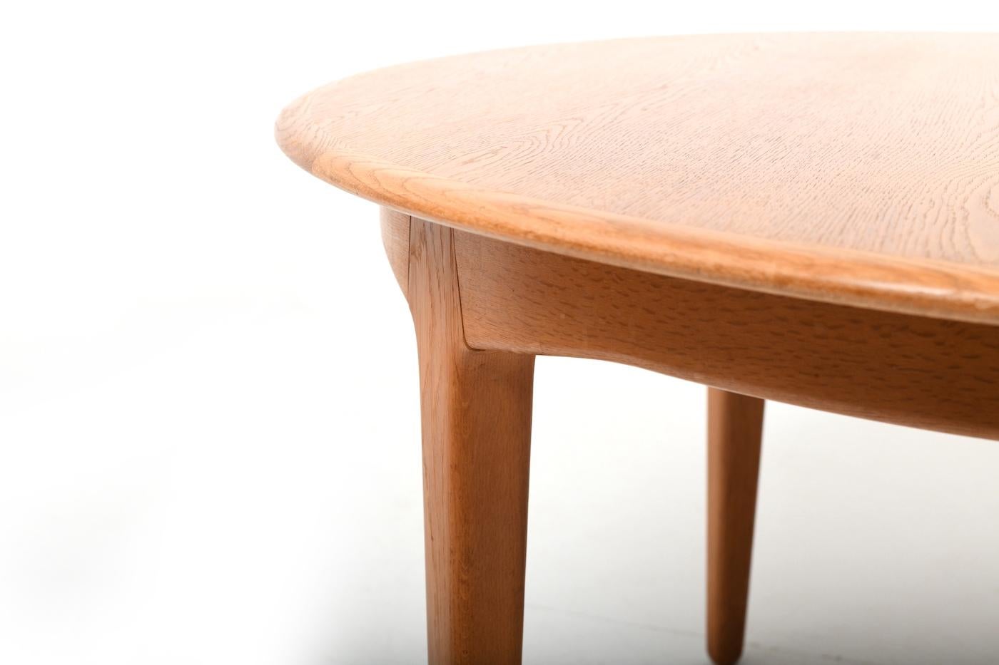 Large Henning Kjaernulf Oak Dining Table 1960s In Good Condition In Handewitt, DE