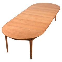 Grande table à manger en chêne Henning Kjaernulf des années 1960