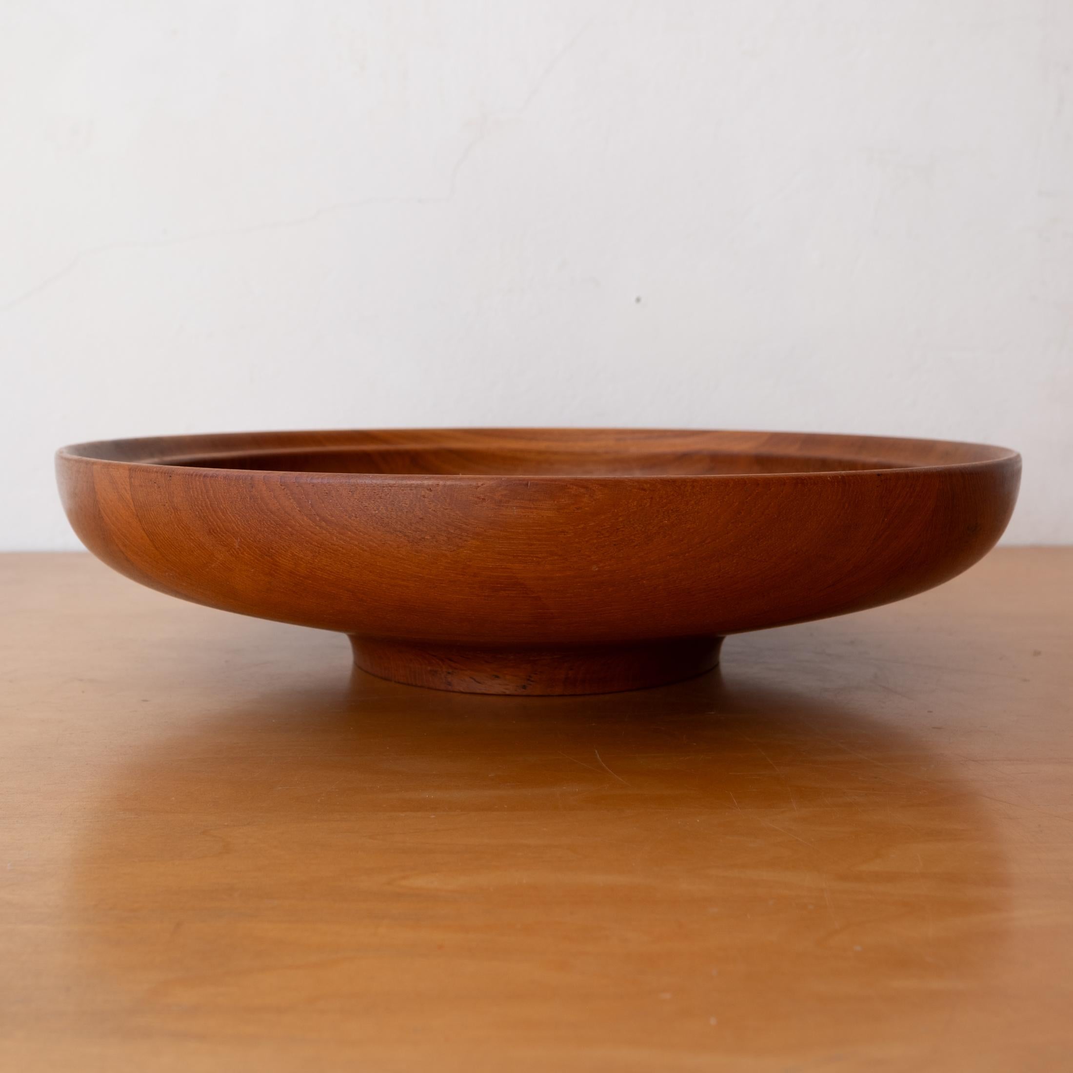 Grand bol Henning Koppel en teck massif pour Georg Jensen. Signé, Danemark, années 1950.
