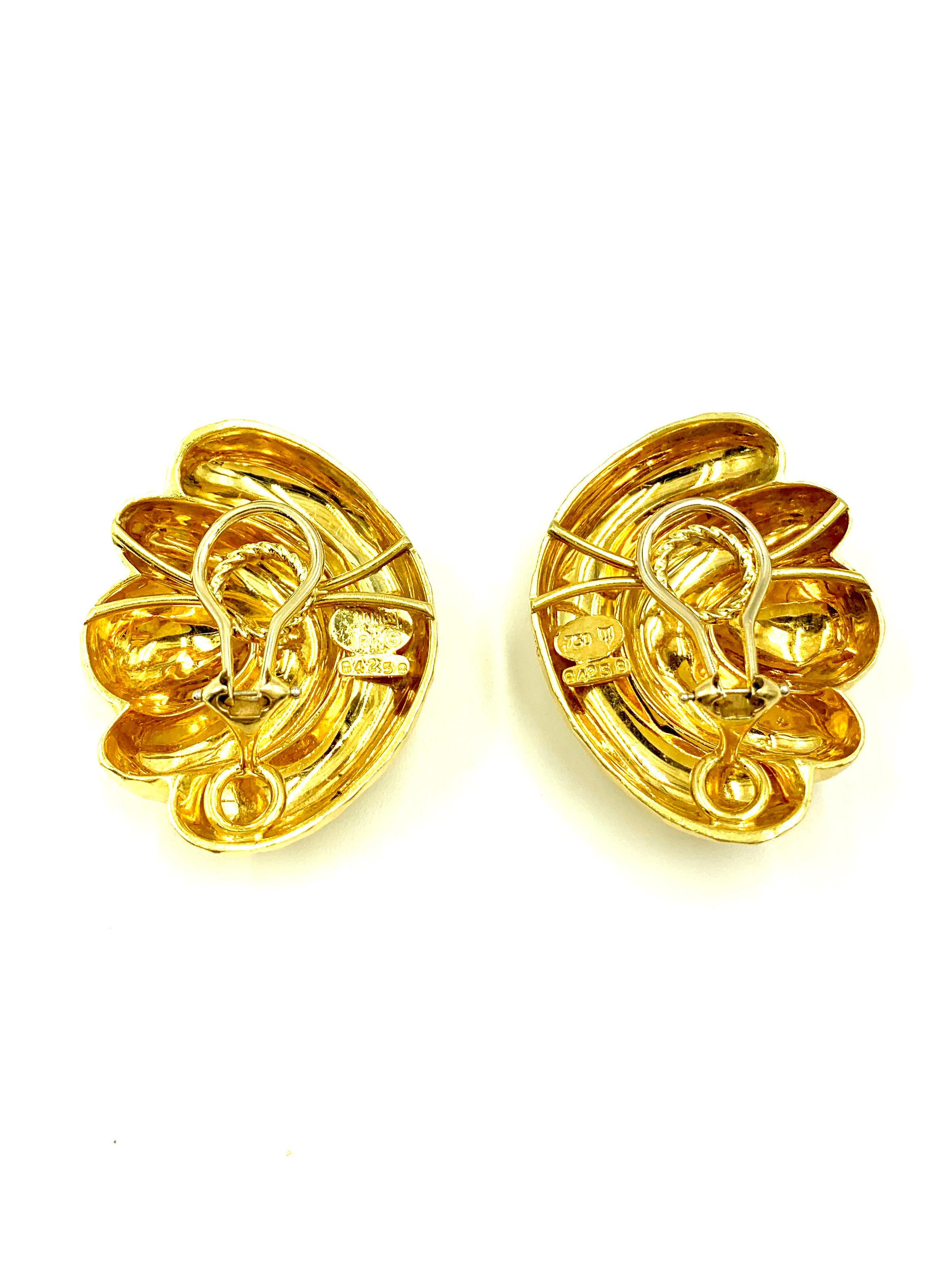 Große Henry Dunay 18 Karat Gelbgold gehämmerte Lotus-Ohrringe im Zustand „Gut“ im Angebot in New York, NY