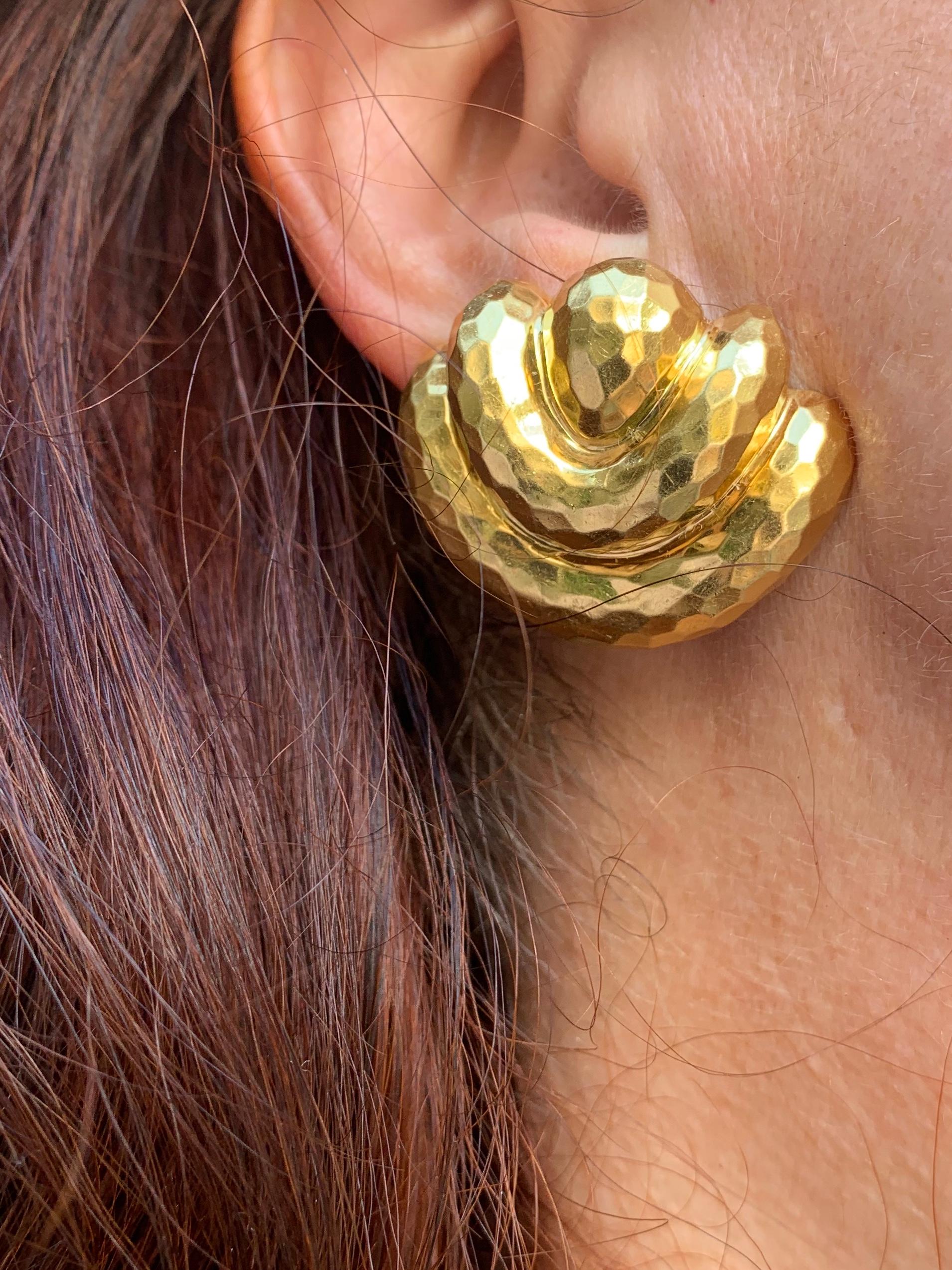 Large Henry Dunay 18 Karat Yellow Hammered Gold Stylized Lotus Earrings In Good Condition For Sale In New York, NY