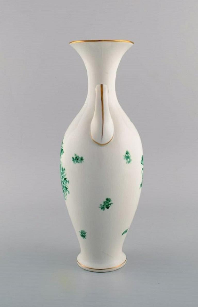 Peint à la main Grand vase chinois vert Herend en porcelaine peinte à la main, milieu du 20e siècle en vente