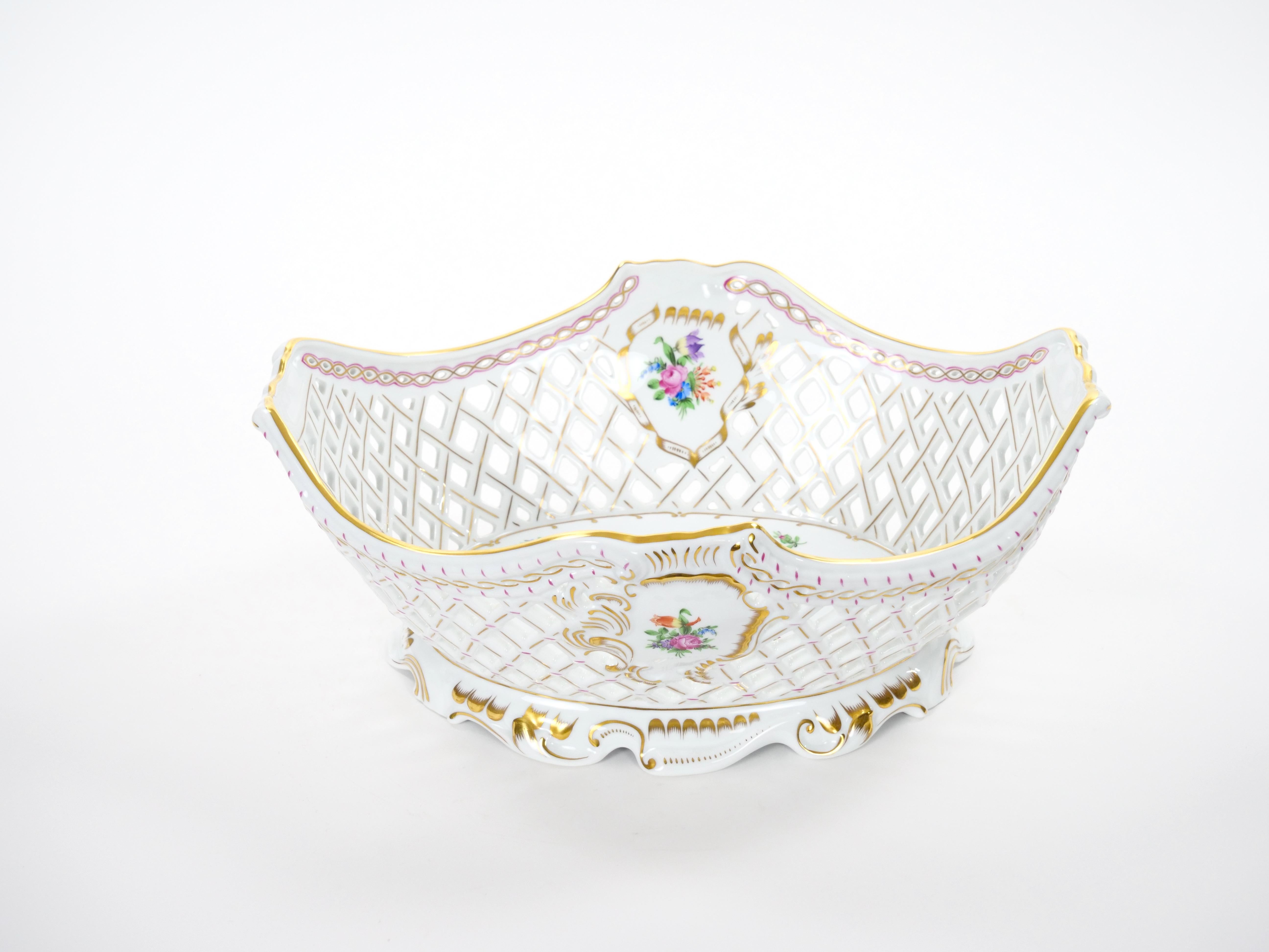 A stunning work of art by the renowned Herend Porcelain Manufactory of Hungary, this large mid-20th century reticulated centerpiece exemplifies the elegance and craftsmanship for which Herend is celebrated.
Crafted in a graceful oval wave-form