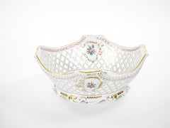 Gran centro de mesa de porcelana reticulada húngara Herend Acentos con motivos florales