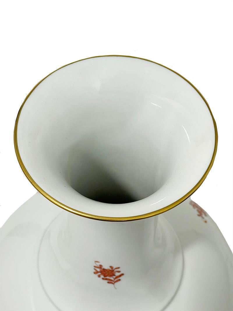 Große Herend Hungary-Porzellanvase „Chinesischer Blumenstrauß Apponyi Rost“ 

Eine enorm große Vase von 41 cm Höhe mit einem runden Bauch von 25 cm in der Diagonale, der sich von unten zur Mitte hin verjüngt, und einem langen Hals an der