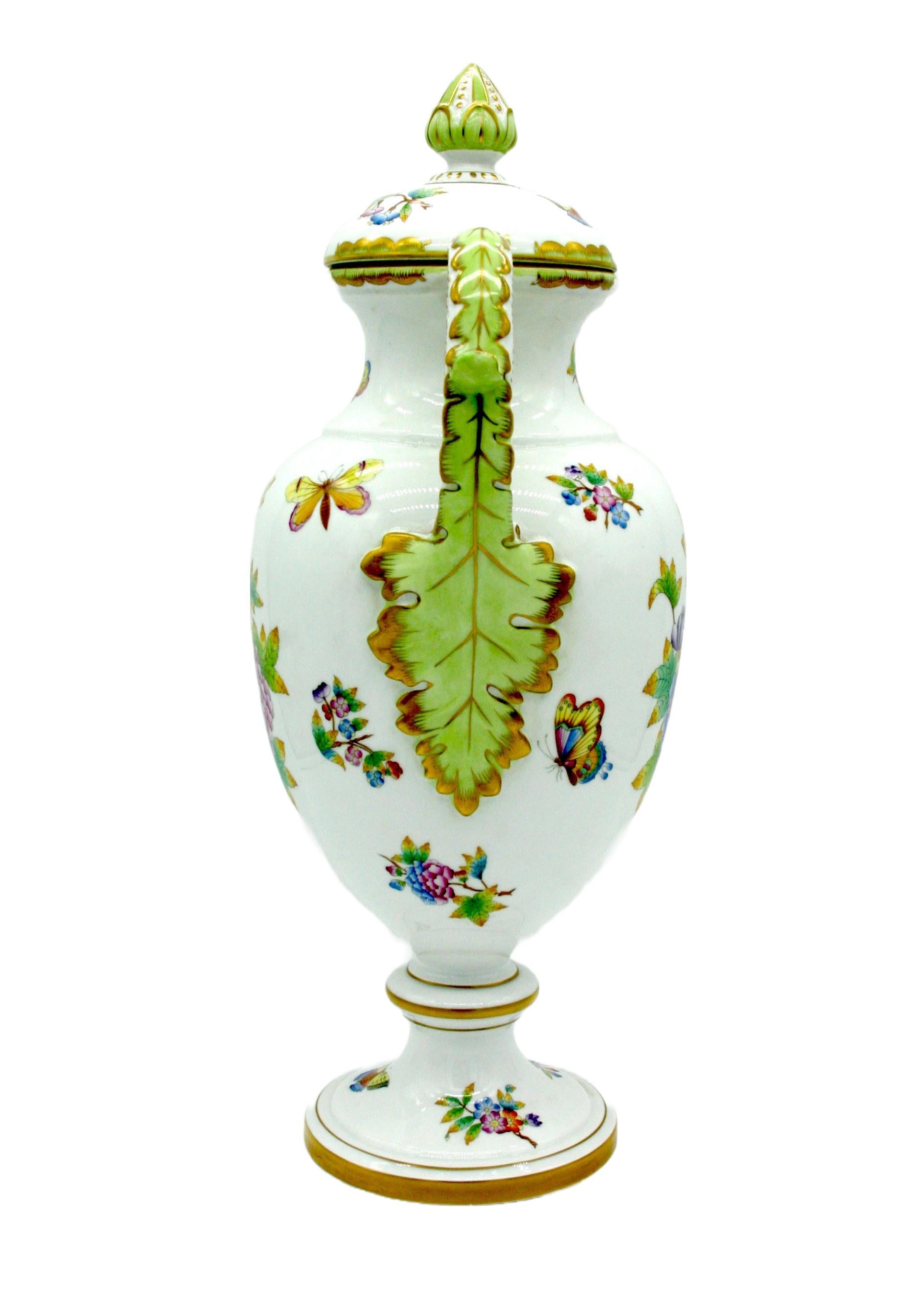 Doré Grand vase/urne décoratif en porcelaine Herend en vente