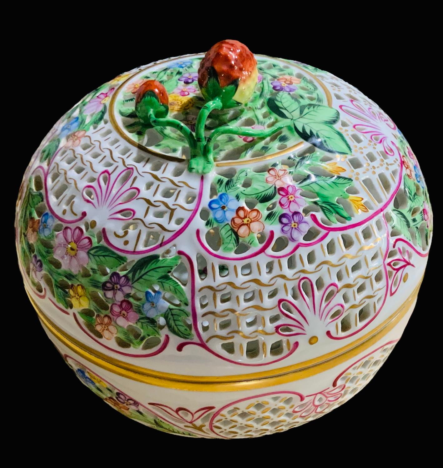 Large Herend Porcelain Reticulated Potpourri/ Bombonniere Lidded Box In Good Condition In Guaynabo, PR
