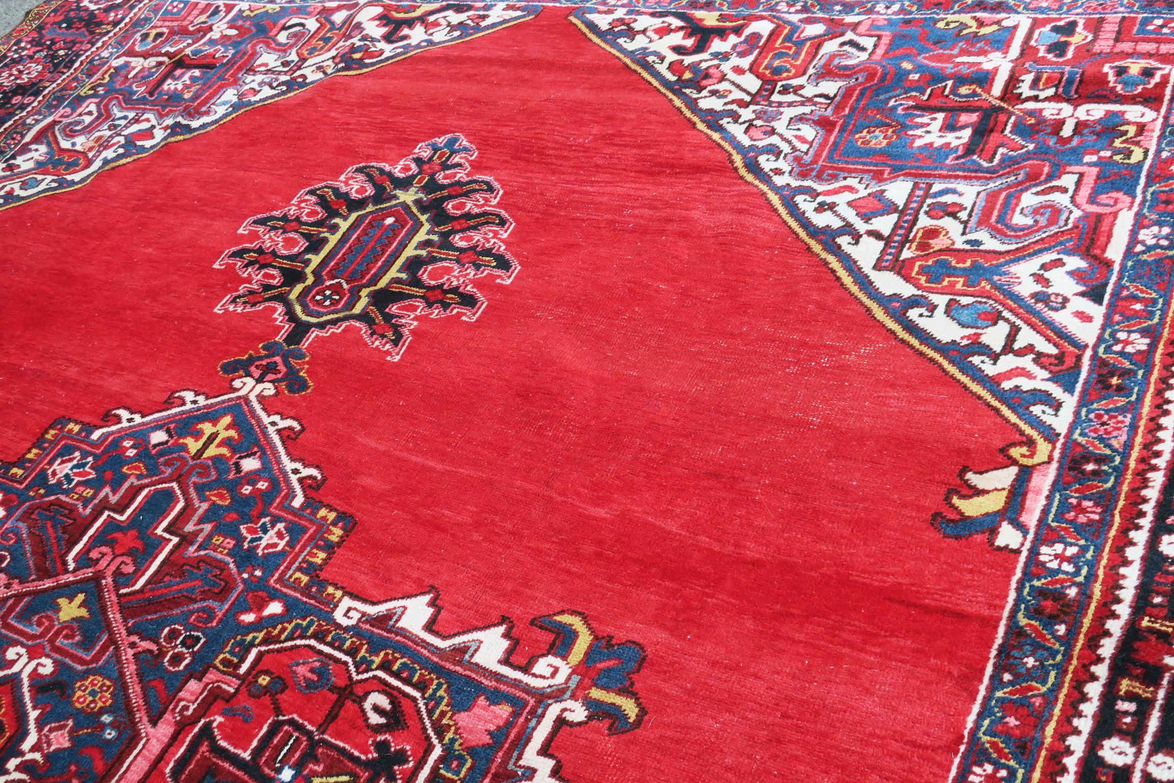 Large Heriz Carpet Unusual Shaded Rich Red Plain Background In Good Condition In Berlin, DE