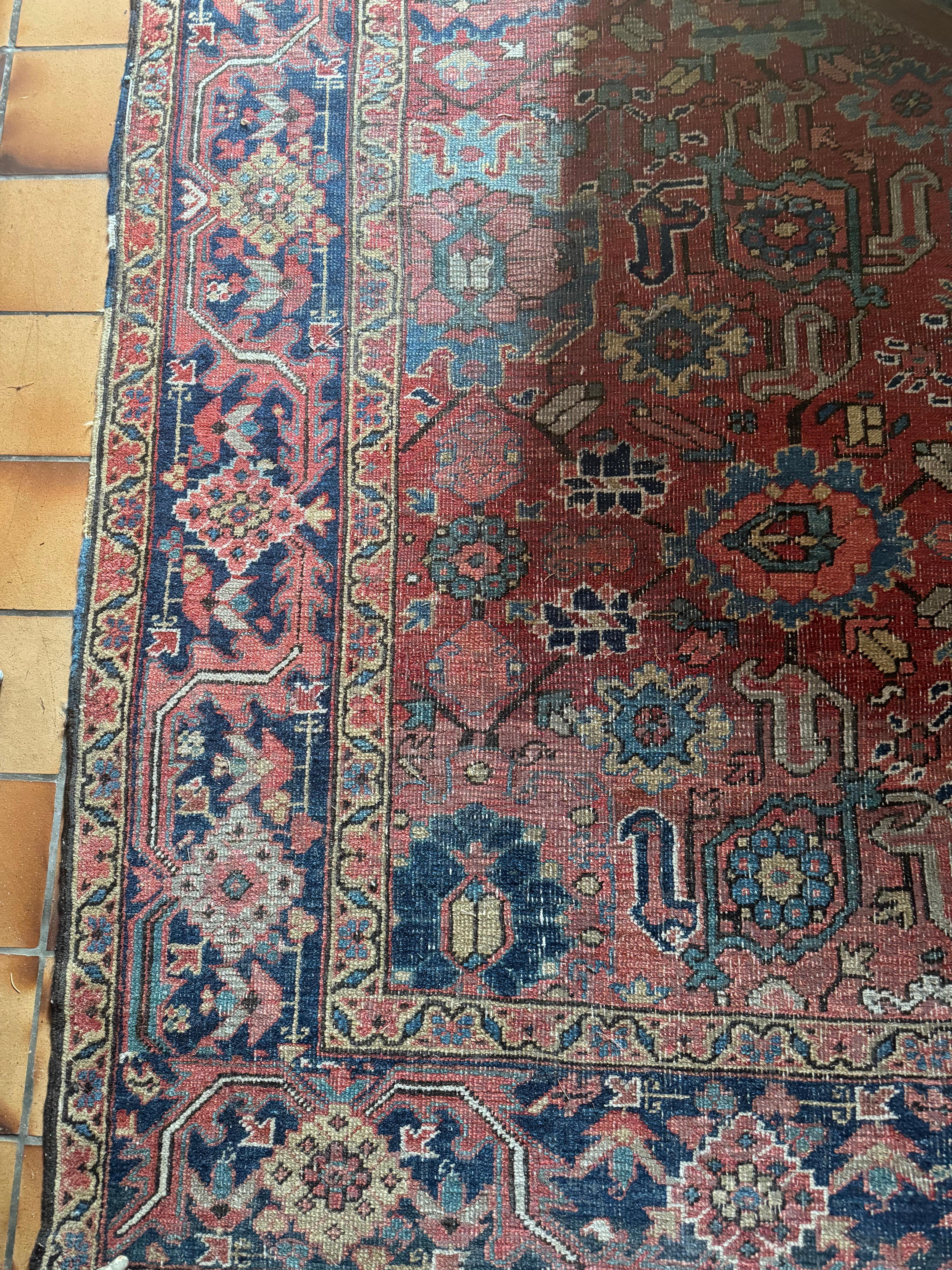 Un beau tapis de Perse occidentale Heriz, tissé à la main et bien proportionné. Début du 20e siècle. L'usure est assez régulière et conserve la couleur d'origine. 