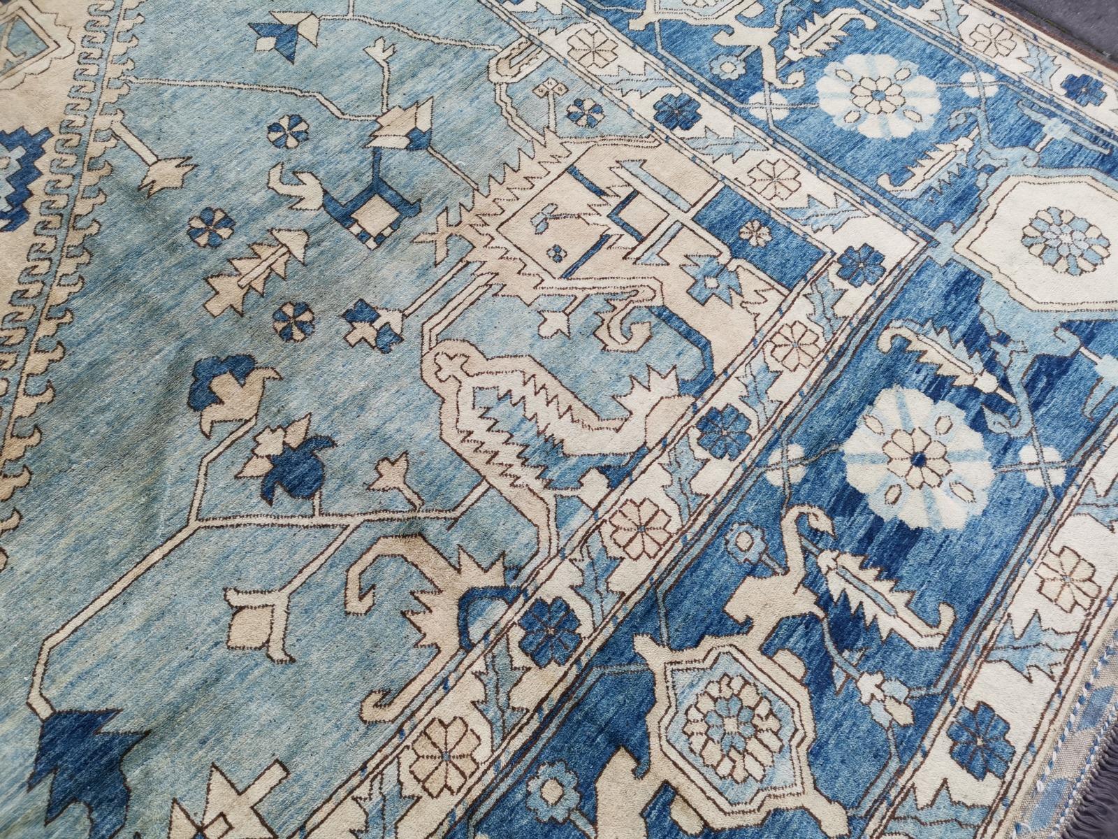 Large Heriz Style Rug Oversized Hand Knotted Blue Beige In Excellent Condition In Lohr, Bavaria, DE