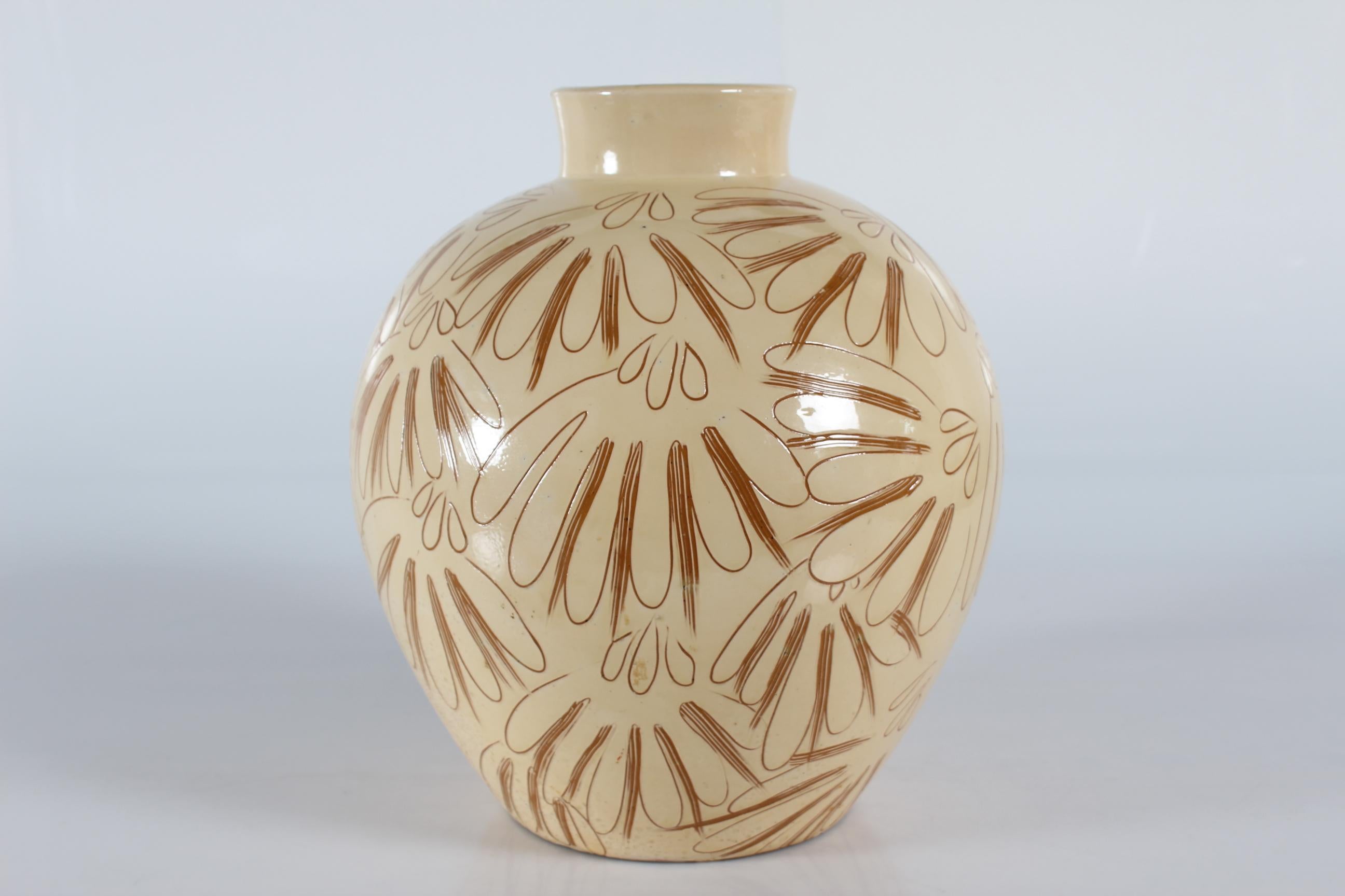 Mid-Century Modern Grand vase de sol Herman A Kähler Sgraffito à glaçure jaune crème années 1940-50 en vente
