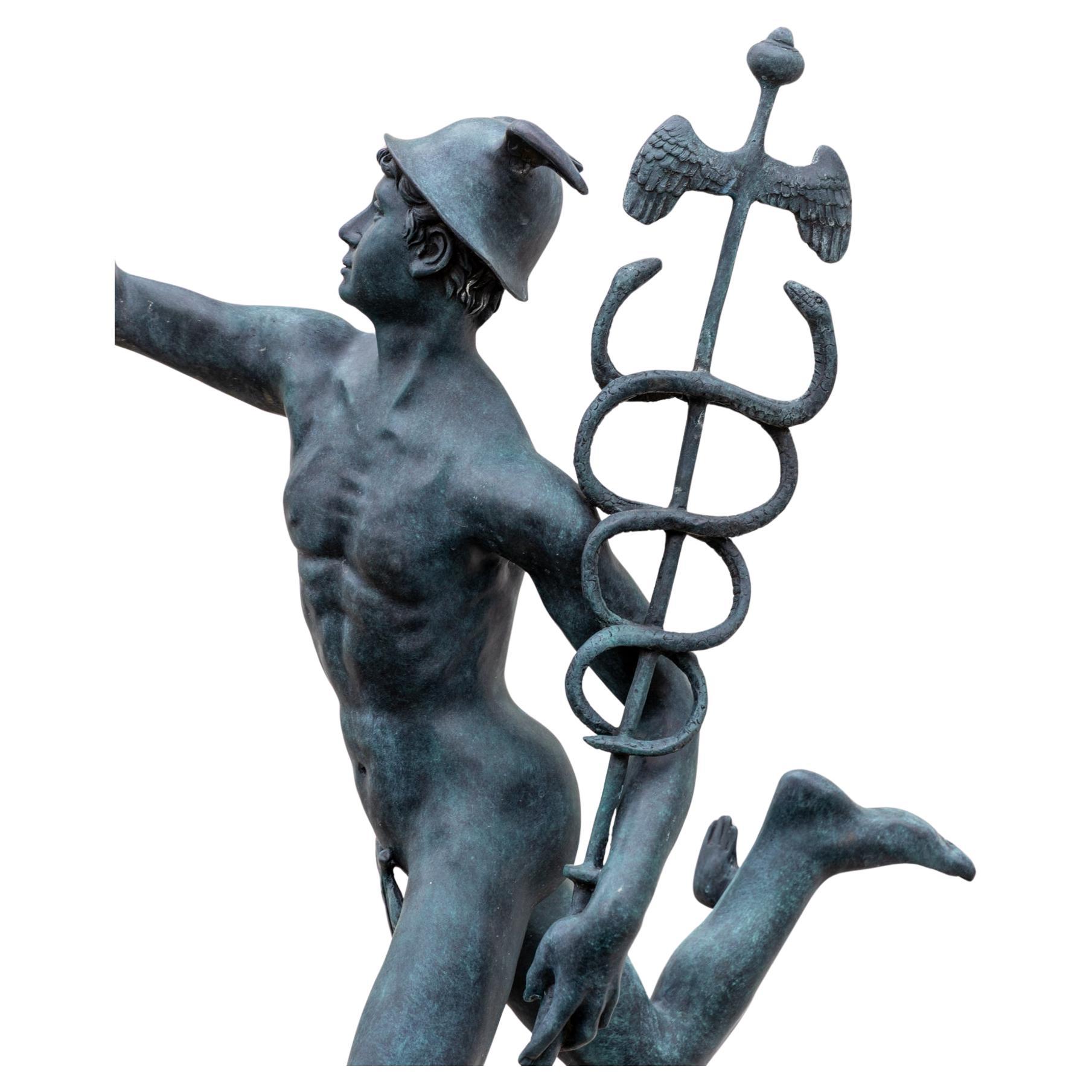 Escultura de bronce patinado que representa a Hermes (Mercurio), dios de los viajeros y mensajeros. La figura clásica muestra a Hermes en movimiento dinámico con un casco alado y un bastón caduceo. Ideal como pieza de arte exclusiva para espacios