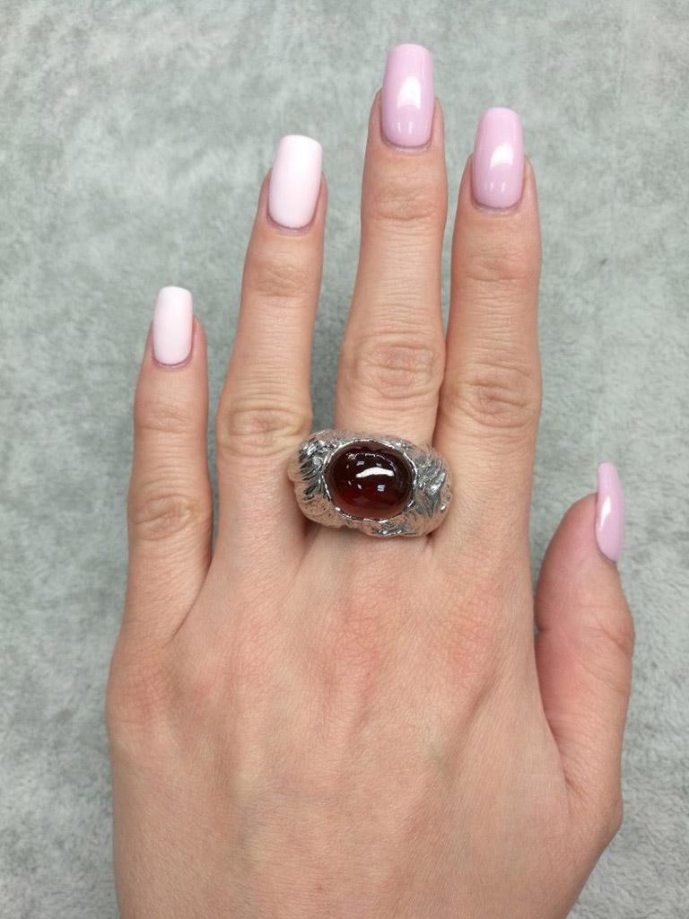 Artisan Grande bague en argent cabochon de grenat hessonite, pierre précieuse indienne naturelle de couleur rouge en vente