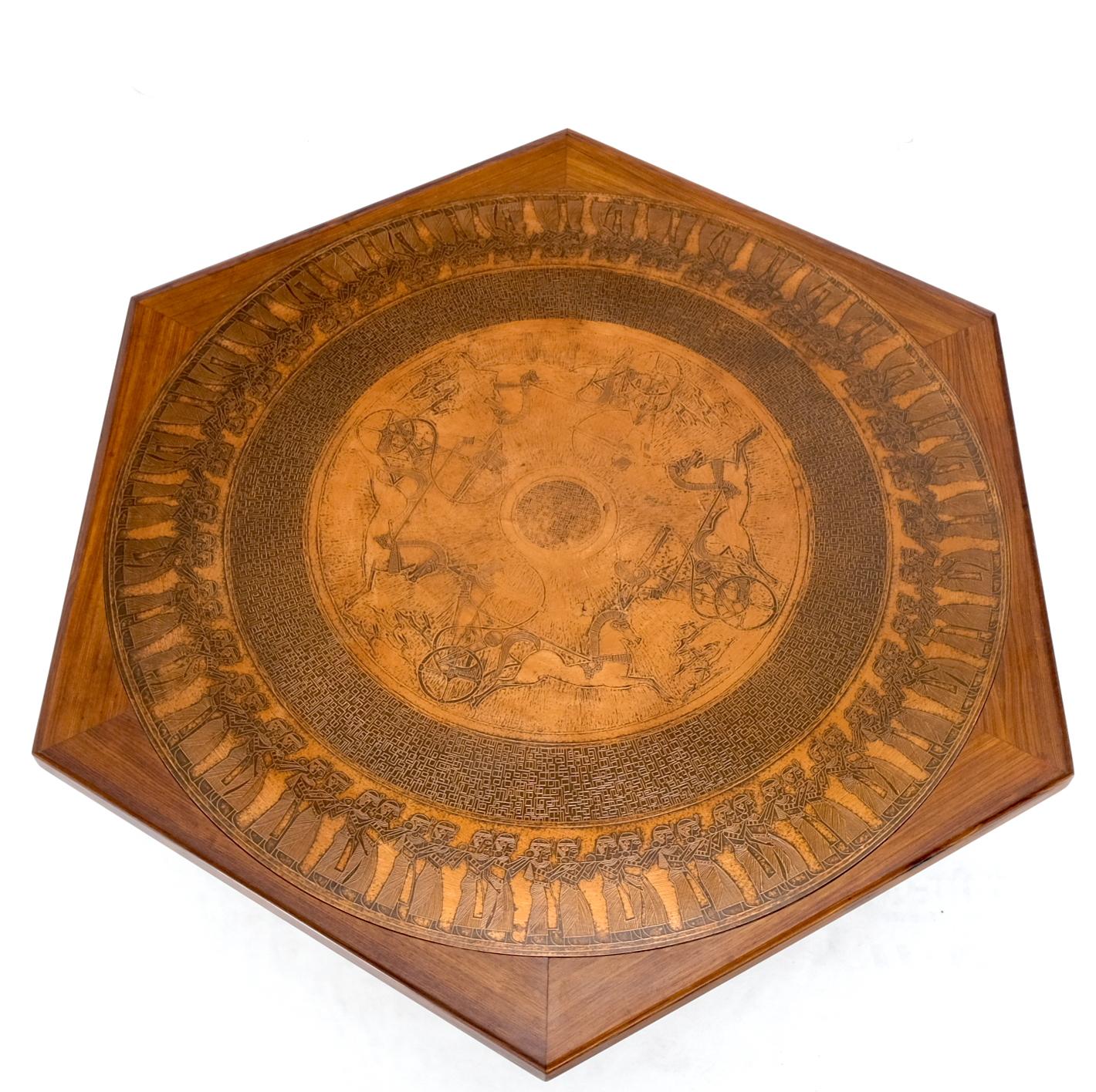 Grande table basse hexagonale à motif égyptien et plateau en cuivre ébénisé en vente 5