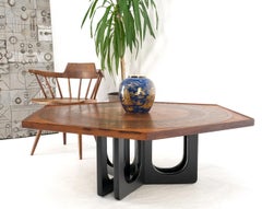 Mesa de centro grande hexagonal de nogal y tapa de menta de cobre con motivos egipcios ebonizada