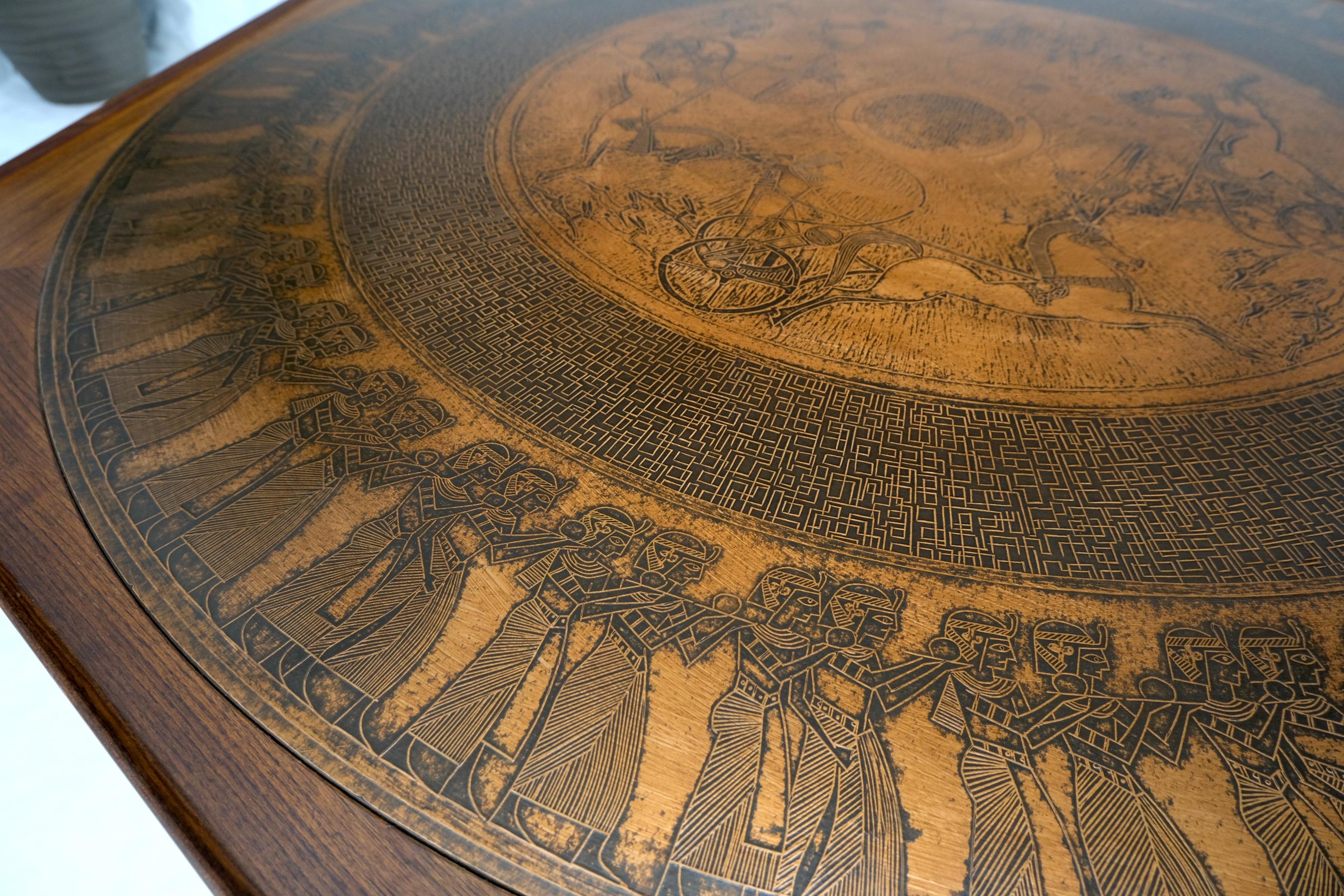 Mid-Century Modern Grande table basse hexagonale à motif égyptien et plateau en cuivre ébénisé en vente