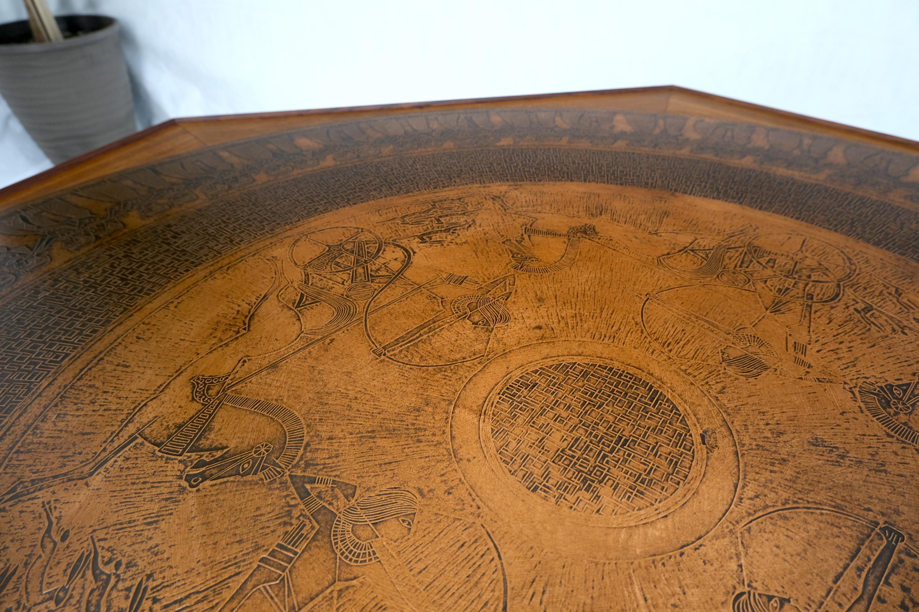 20ième siècle Grande table basse hexagonale à motif égyptien et plateau en cuivre ébénisé en vente