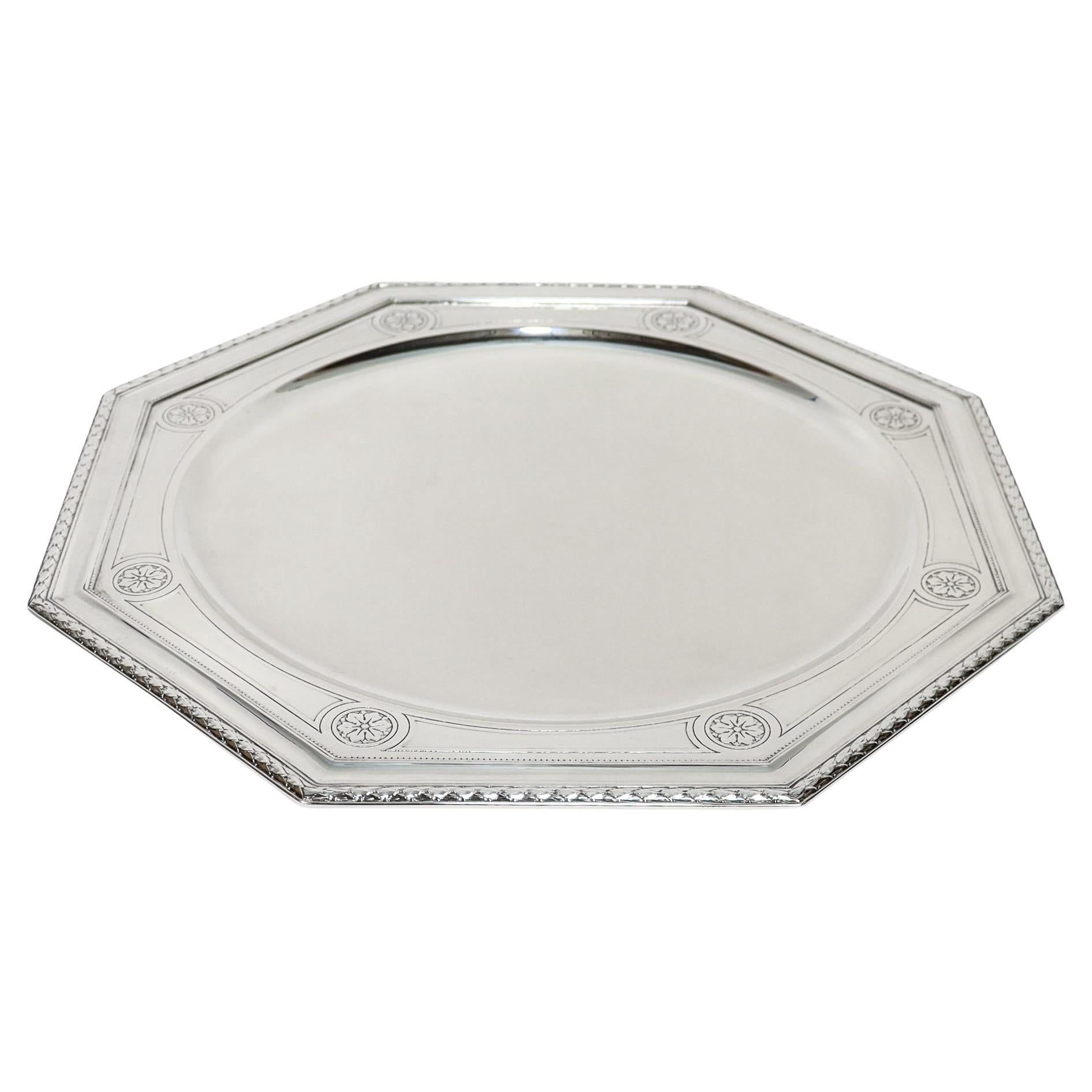 Ein feiner signierter antiker silberner Fußteller oder Tablett.

Von Tiffany & Co. 

Aus Sterlingsilber.

Mit Lorbeerkranzbordüre und graviertem Randdekor, in dessen Mitte sich 8 stilisierte Blütenköpfe befinden. 

Vollständig auf dem Sockel