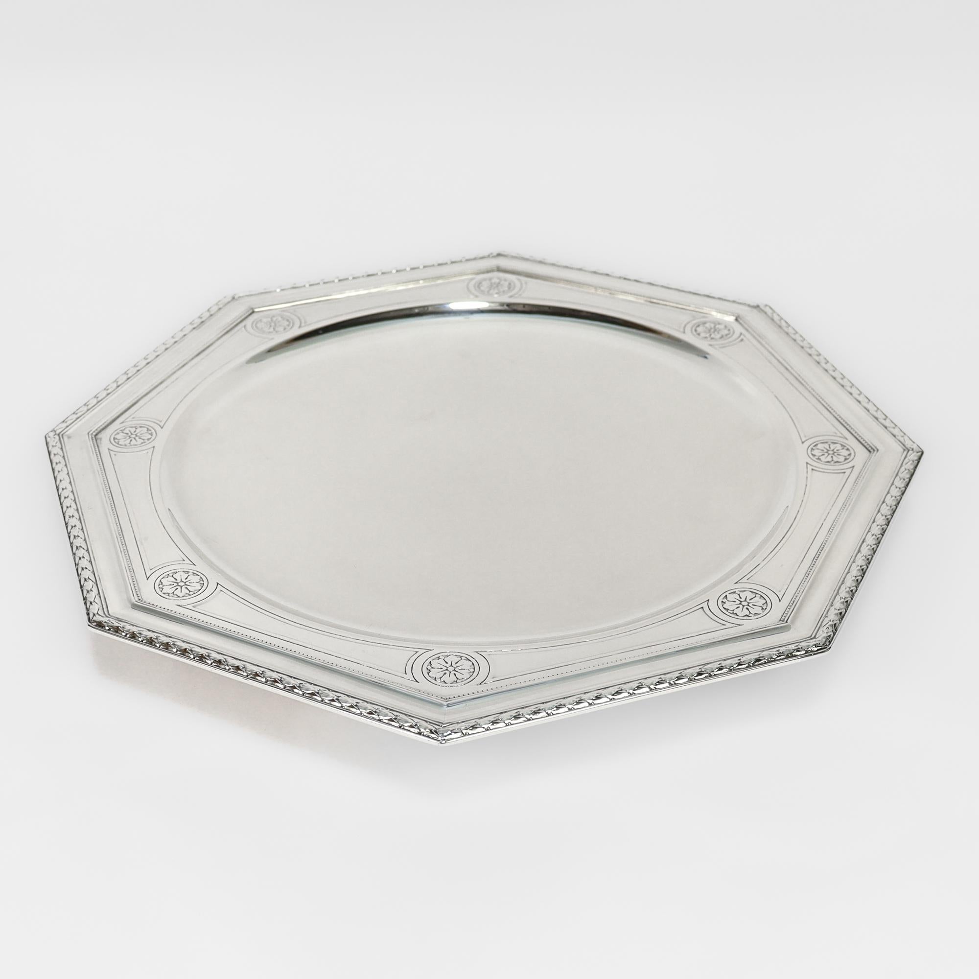 Große sechseckige Art Deco Tiffany & Co. Sterling Silber Kompott/Fußkuchenteller (20. Jahrhundert) im Angebot