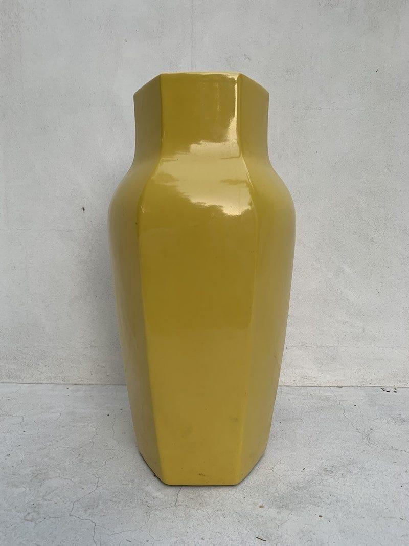 Wir stellen Ihnen unsere exquisite große sechseckige Vase mit gelber Glasur vor - ein wahres Meisterwerk, das mühelos zeitgenössisches Design mit einem leuchtenden Farbtupfer verbindet. Diese atemberaubende Vase ist die perfekte Ergänzung für Ihr