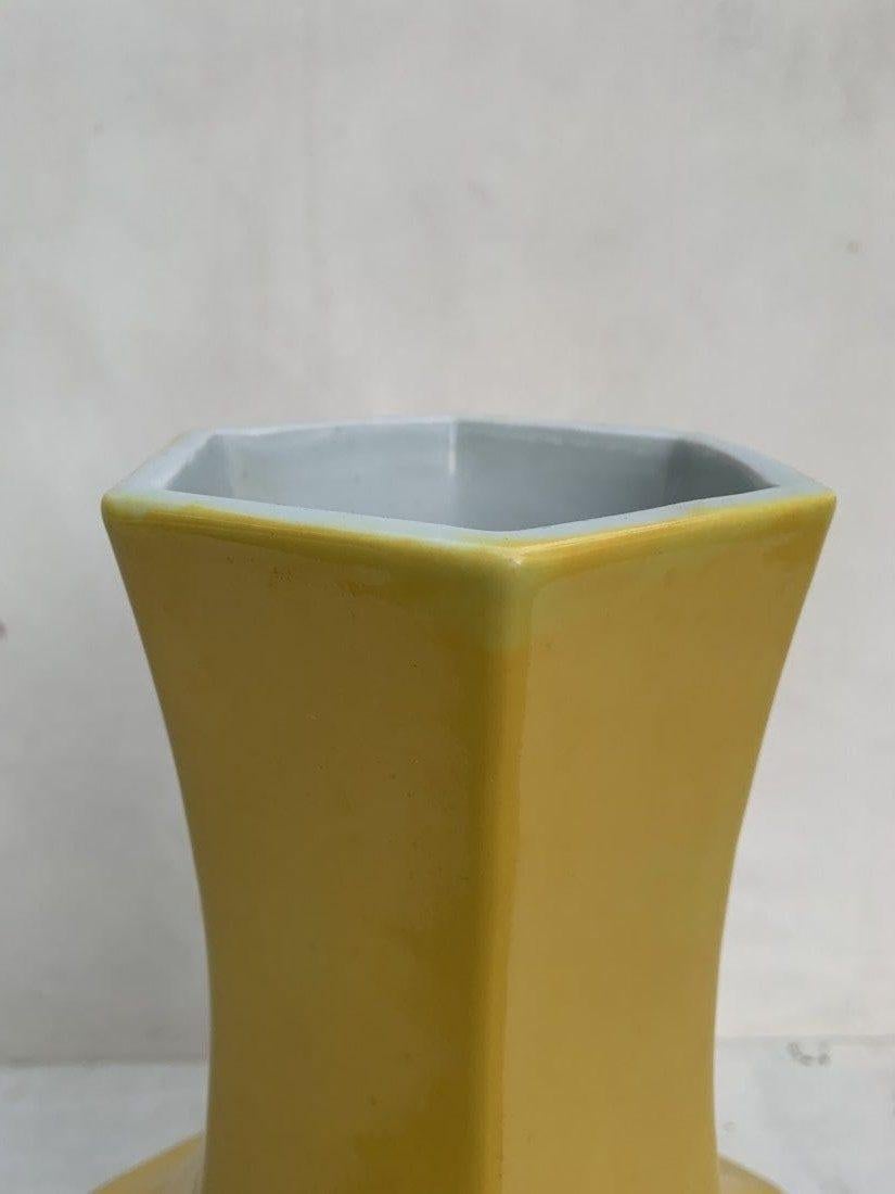 Große sechseckige Vase aus Keramik im Angebot 2