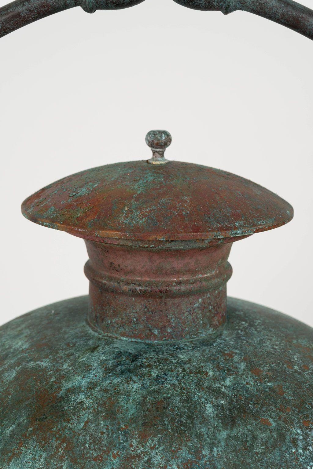 Grande lanterna francese esagonale in vetro a cupola in rame verde-verdognolo risalente agli inizi del XX secolo. Senza fili.