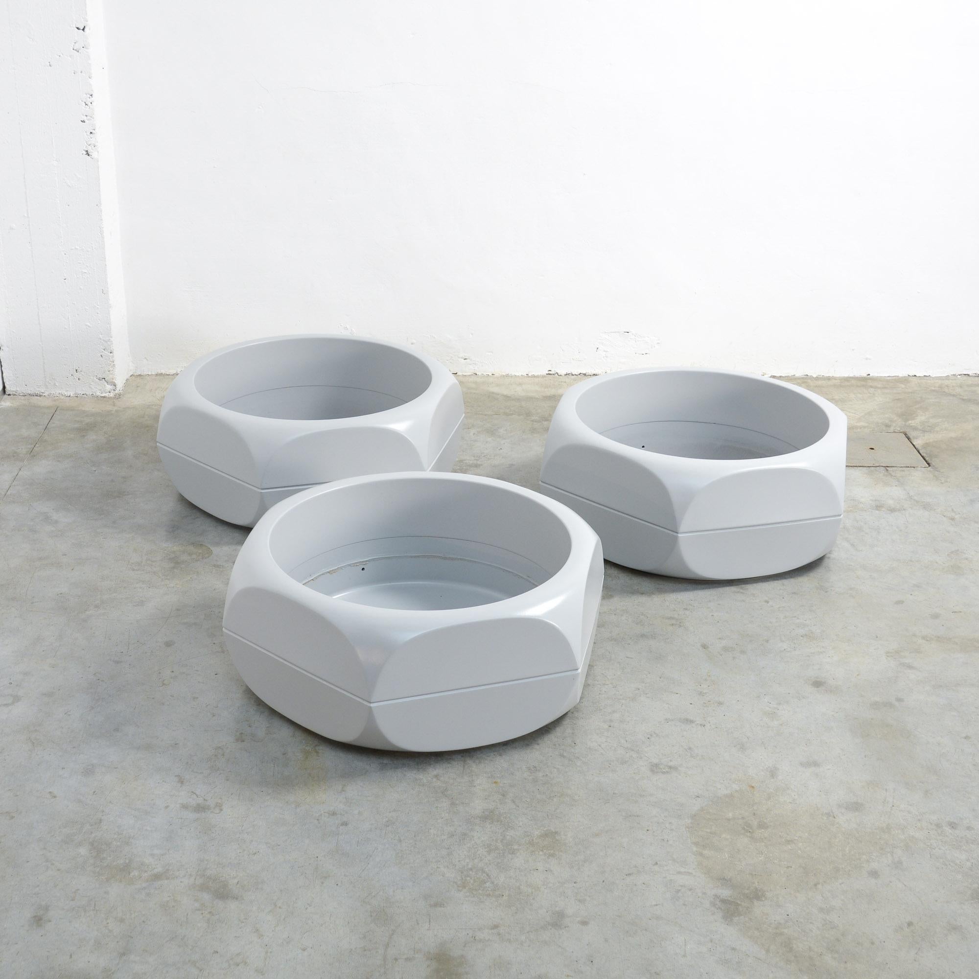 These large hexagonal planters can be dated in the 1970s. They are made in polyurethane. The shape was inspired by a nut.
The planters can be used outdoor or indoor.
They are repainted in light grey, so they are in perfect condition.

The price