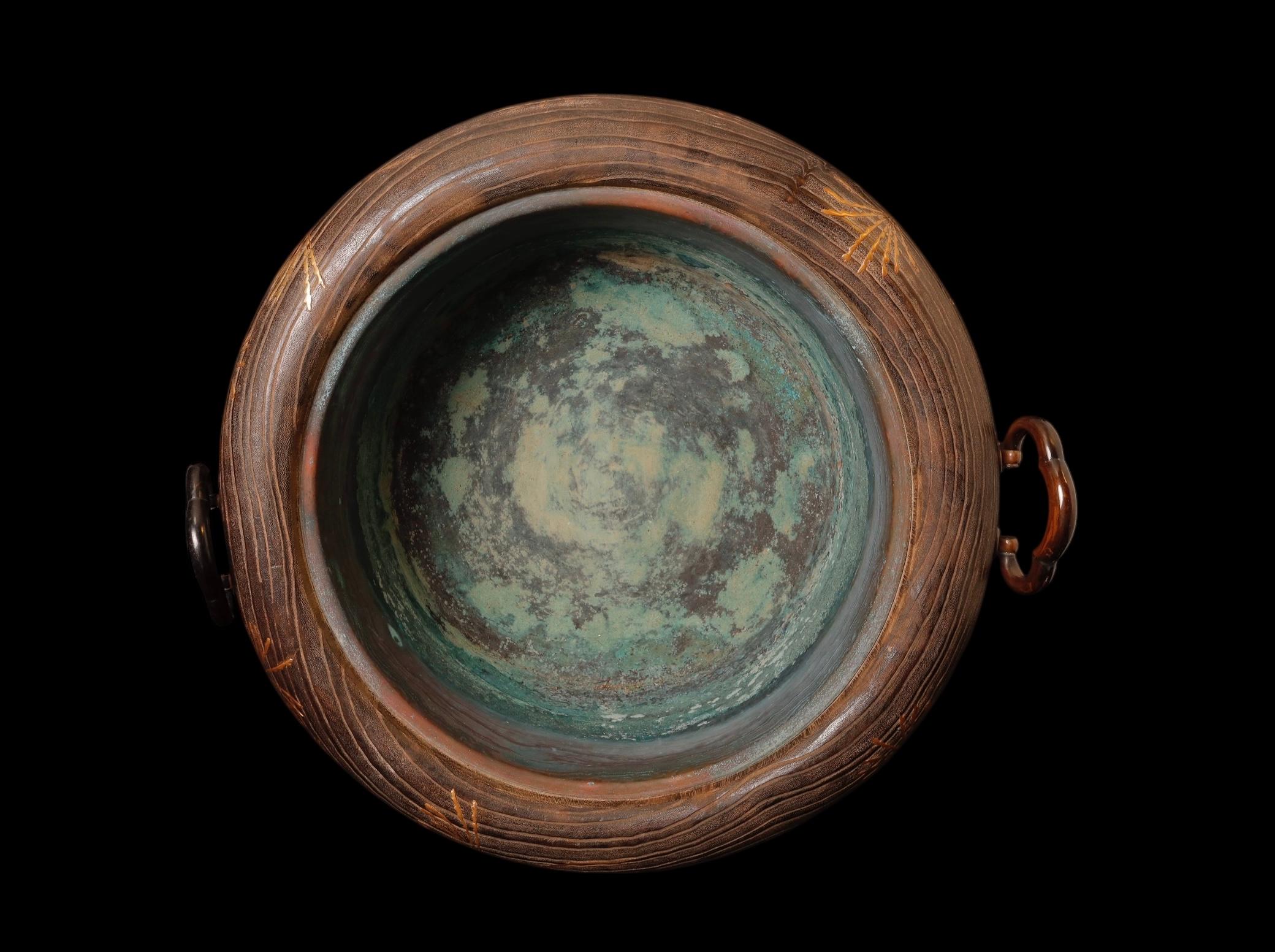 Large Hibachi Brazier in Kiri Wood with Gold Makie Lacquer, planter For Sale 4