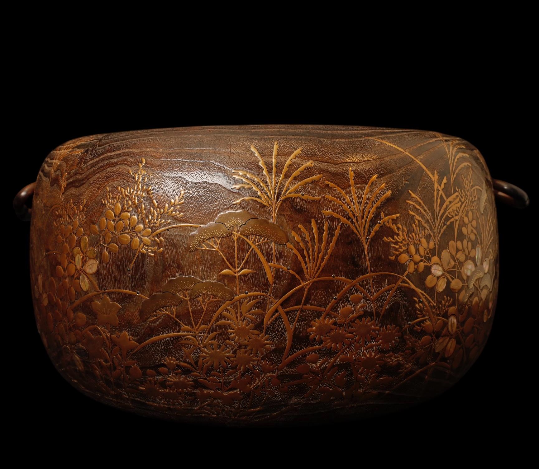 Large Hibachi Brazier in Kiri Wood with Gold Makie Lacquer, planter In Good Condition For Sale In Fukuoka, JP