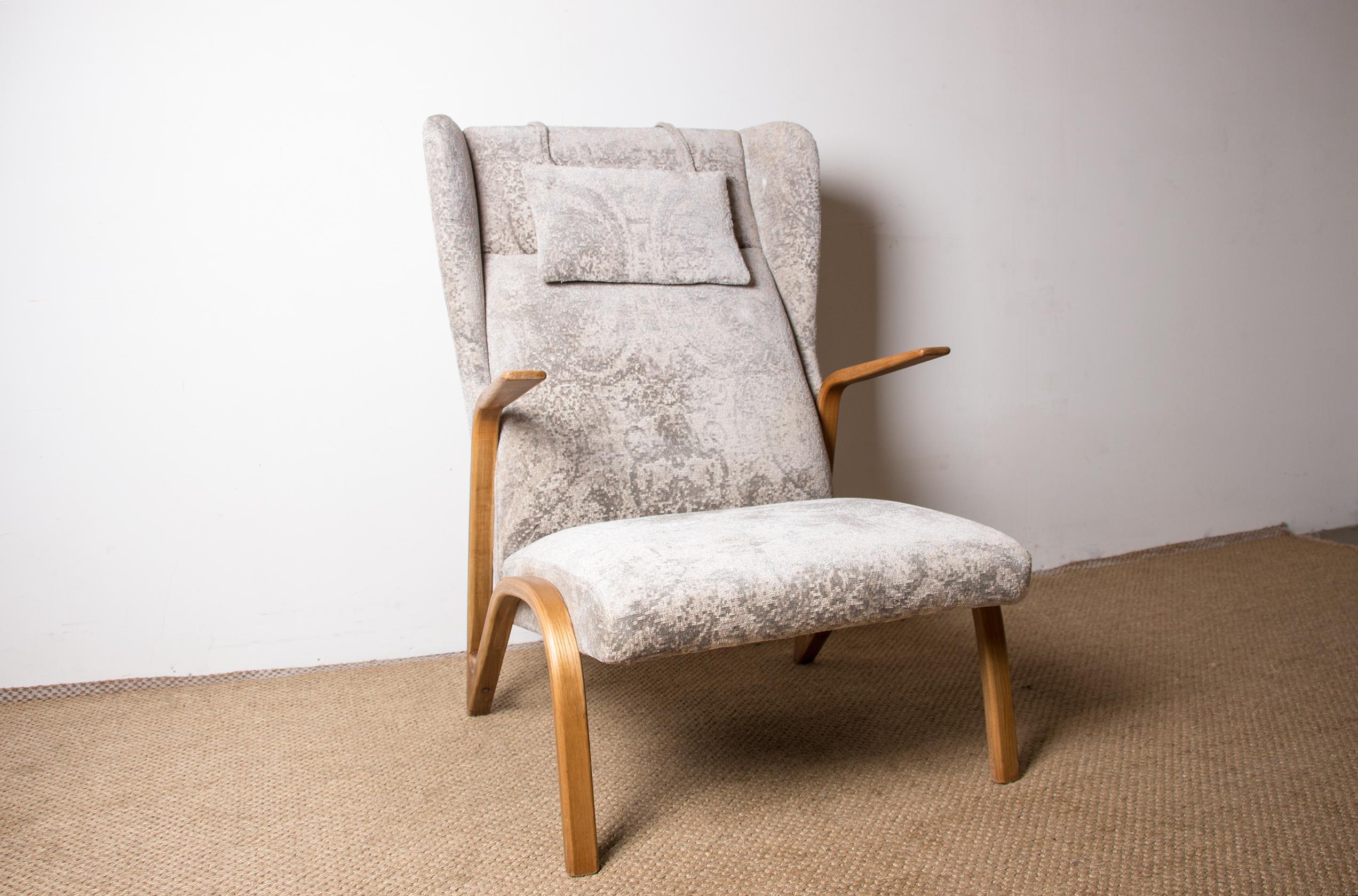 Superb Scandinavian high armchair. Its graceful structure in single-block curved wood gives it a very elegant airy design. The whole, seat and raised backrest (covered with a headrest) have been completely reupholstered in Zimmer + Rhode velvet